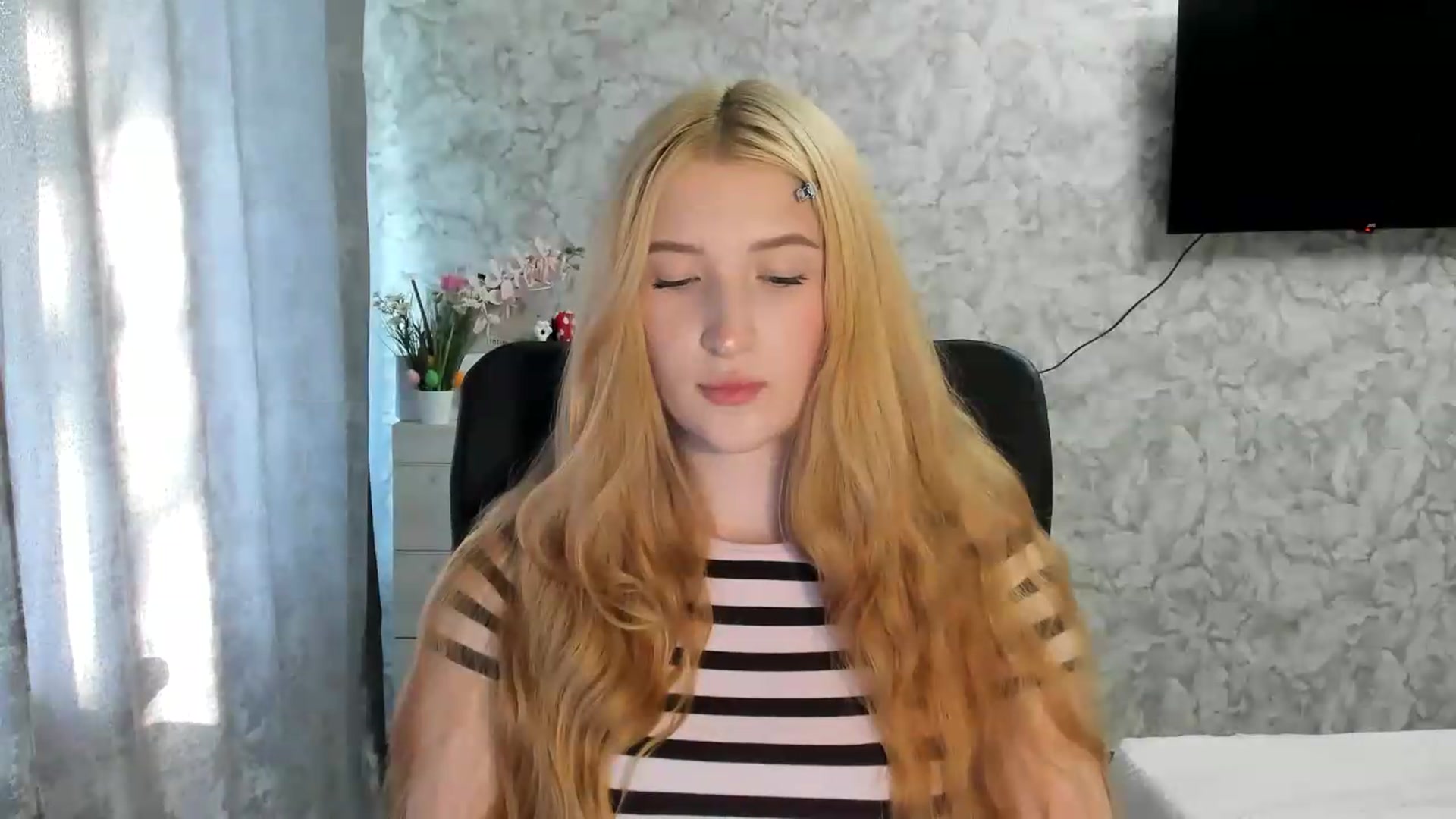 Gallery image thumbnail from Ilona_Here's myfreecams stream on, 05/26/2026, 15:55 image 13 of 20