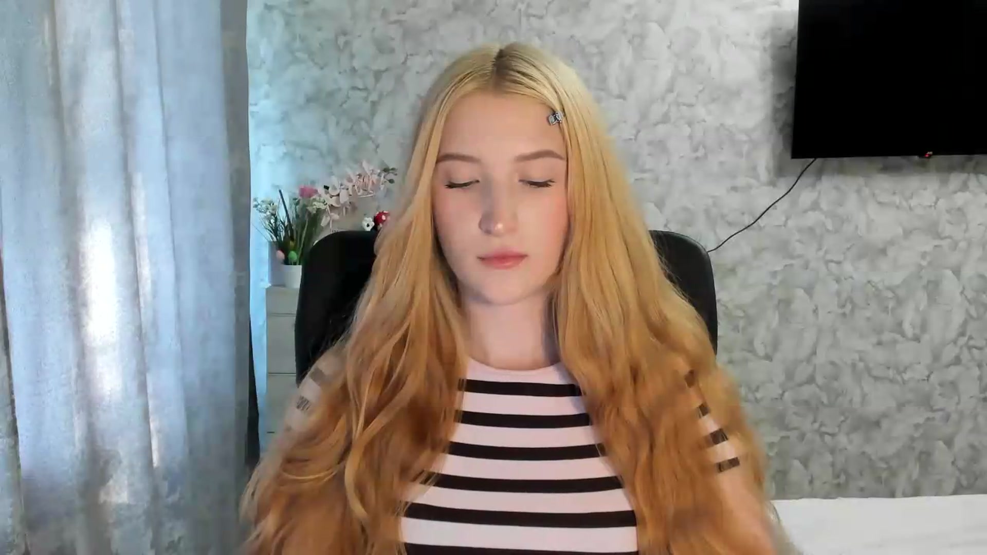 Gallery image thumbnail from Ilona_Here's myfreecams stream on, 05/26/2026, 15:55 image 6 of 20
