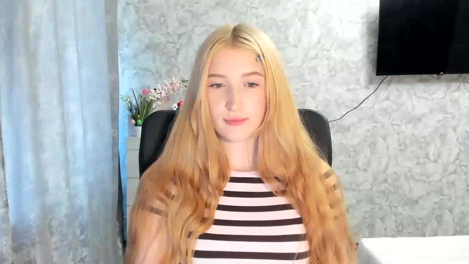 Gallery image thumbnail from Ilona_Here's myfreecams stream on, 05/26/2026, 15:55 image 17 of 20