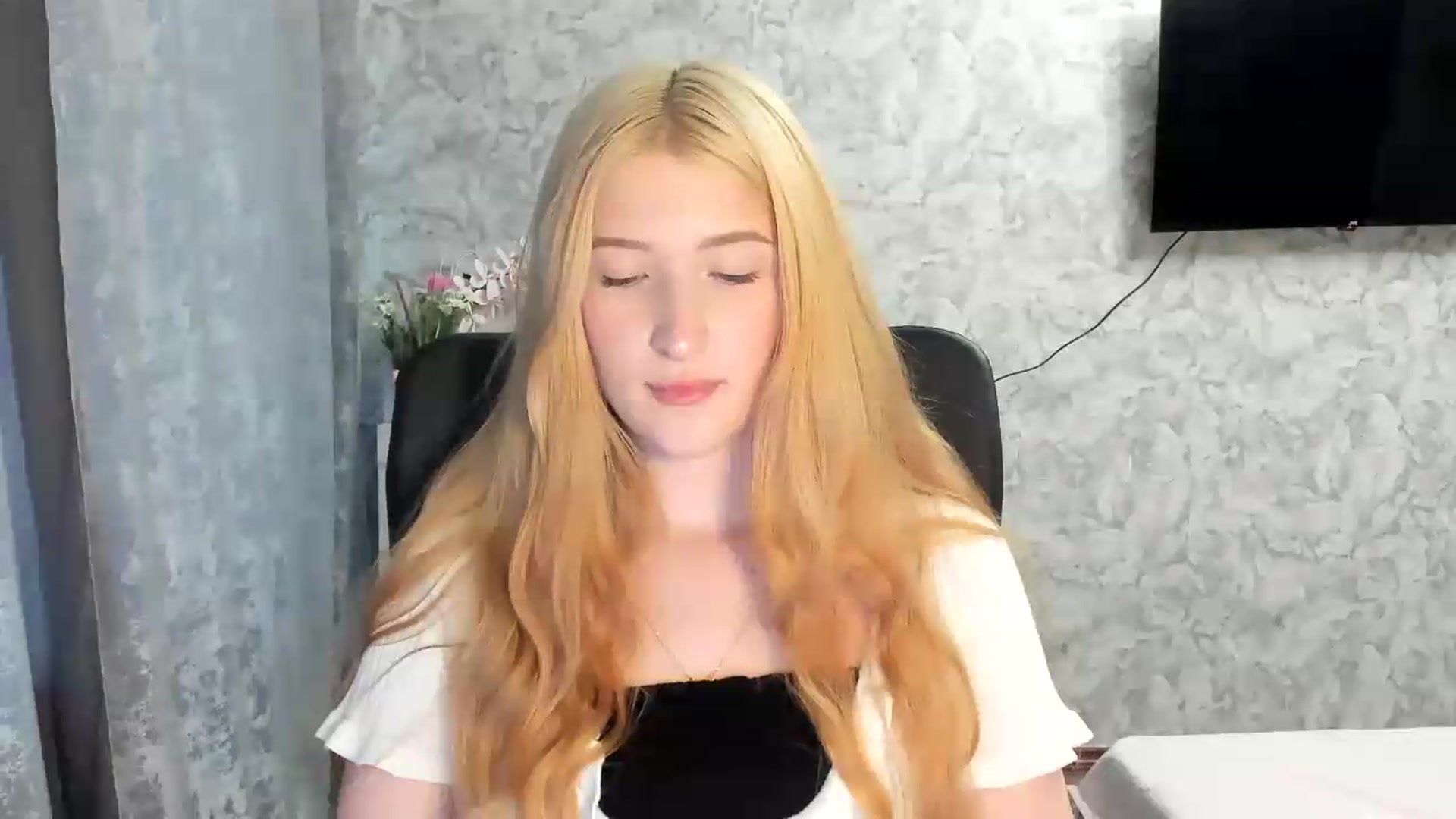 Gallery image thumbnail from Ilona_Here's myfreecams stream on, 05/27/2026, 17:11 image 16 of 20