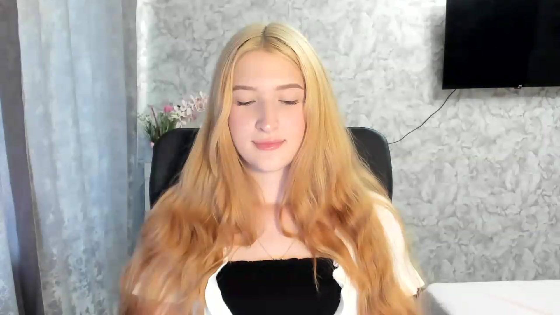 Gallery image thumbnail from Ilona_Here's myfreecams stream on, 05/27/2026, 17:11 image 4 of 20
