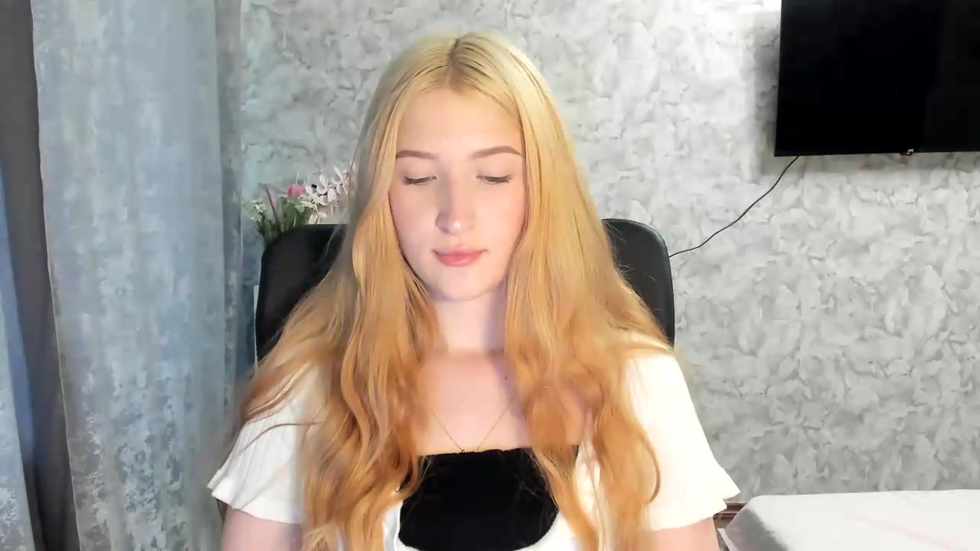 Gallery image thumbnail from Ilona_Here's myfreecams stream on, 05/27/2026, 17:11 image 14 of 20