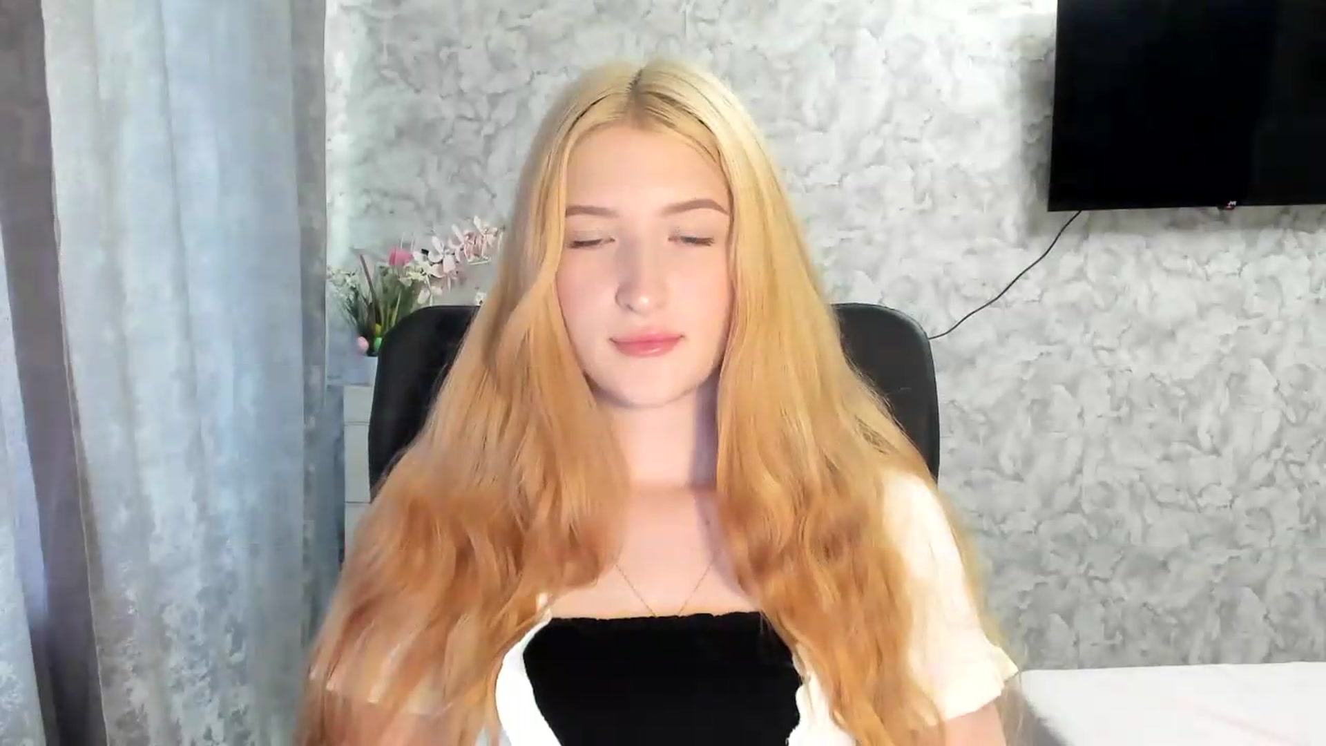 Gallery image thumbnail from Ilona_Here's myfreecams stream on, 05/27/2026, 17:11 image 2 of 20