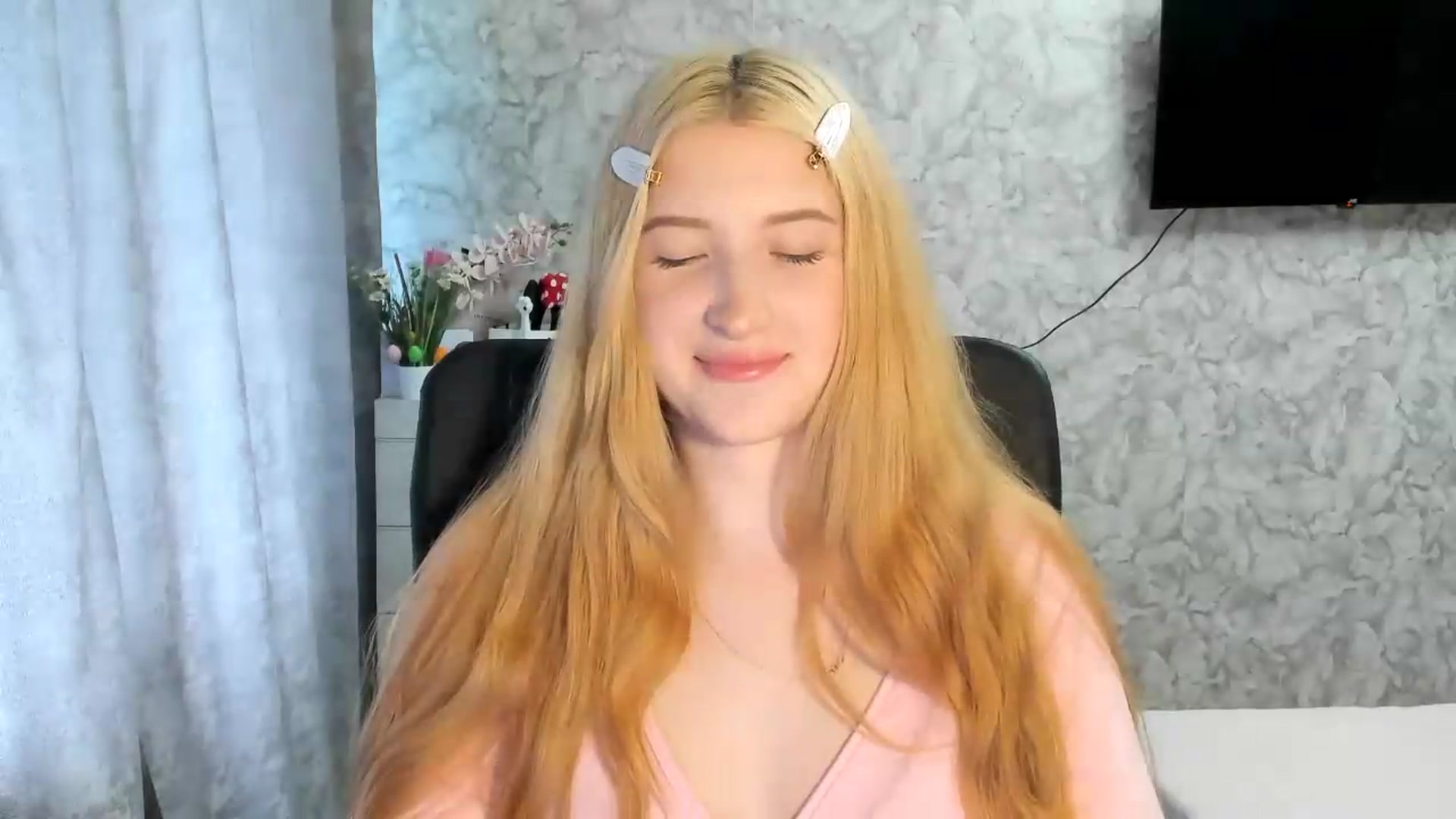 Gallery image thumbnail from Ilona_Here's myfreecams stream on, 05/31/2026, 13:01 image 15 of 20