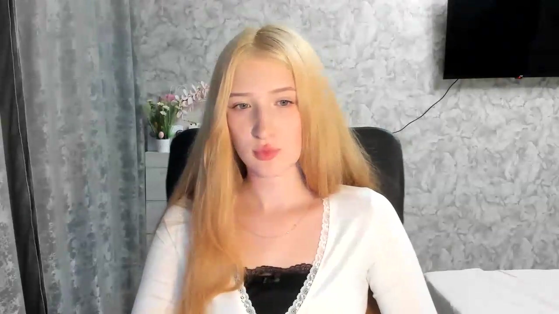 Gallery image thumbnail from Ilona_Here's myfreecams stream on, 06/05/2026, 18:03 image 16 of 20