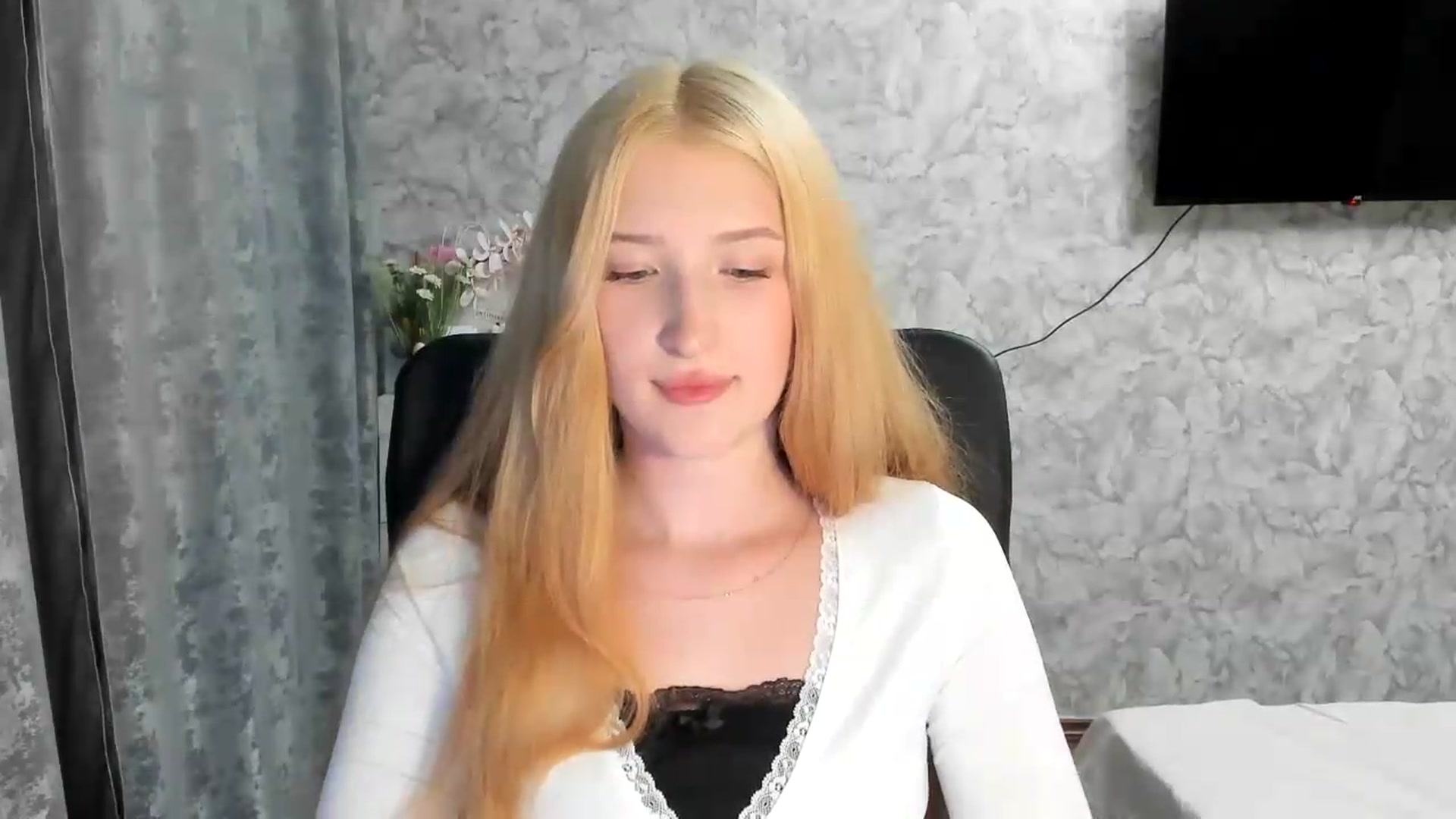 Gallery image thumbnail from Ilona_Here's myfreecams stream on, 06/05/2026, 18:03 image 18 of 20