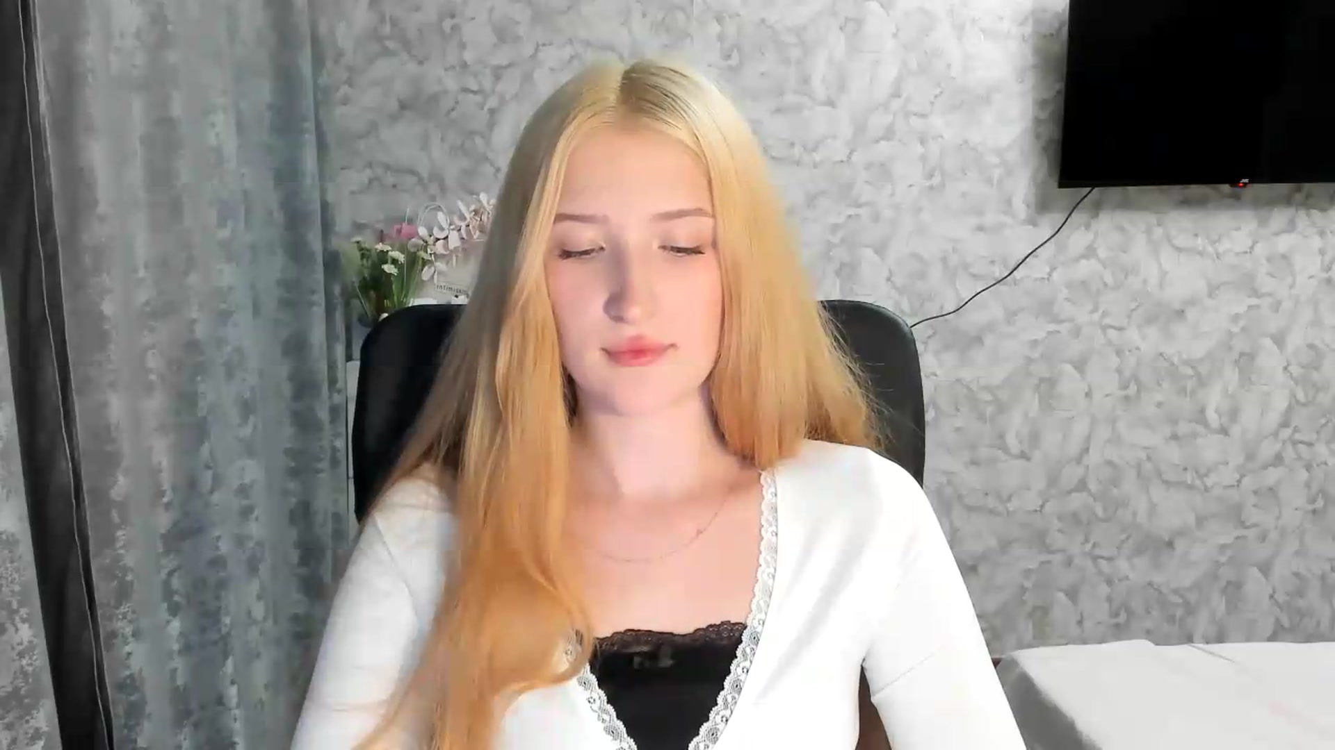 Gallery image thumbnail from Ilona_Here's myfreecams stream on, 06/05/2026, 18:03 image 14 of 20