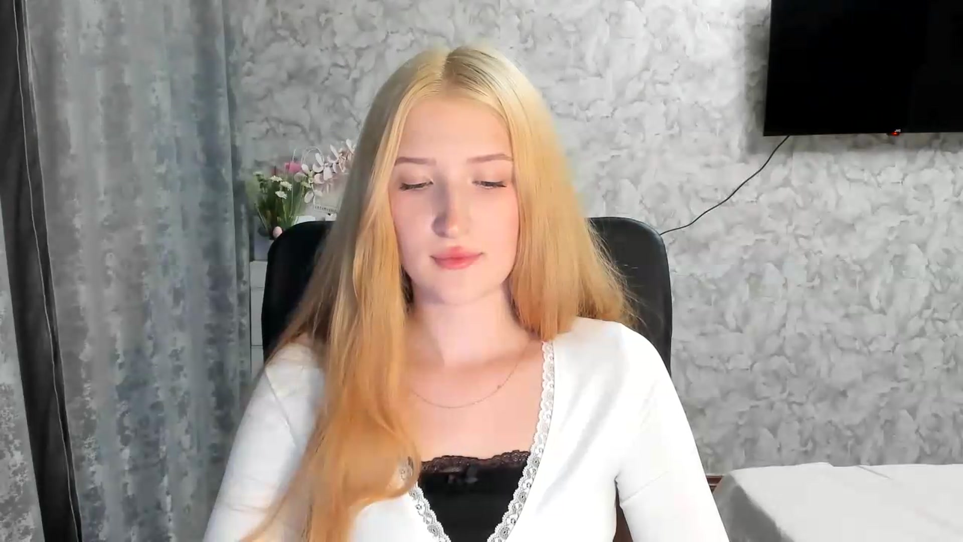 Gallery image thumbnail from Ilona_Here's myfreecams stream on, 06/05/2026, 18:03 image 12 of 20
