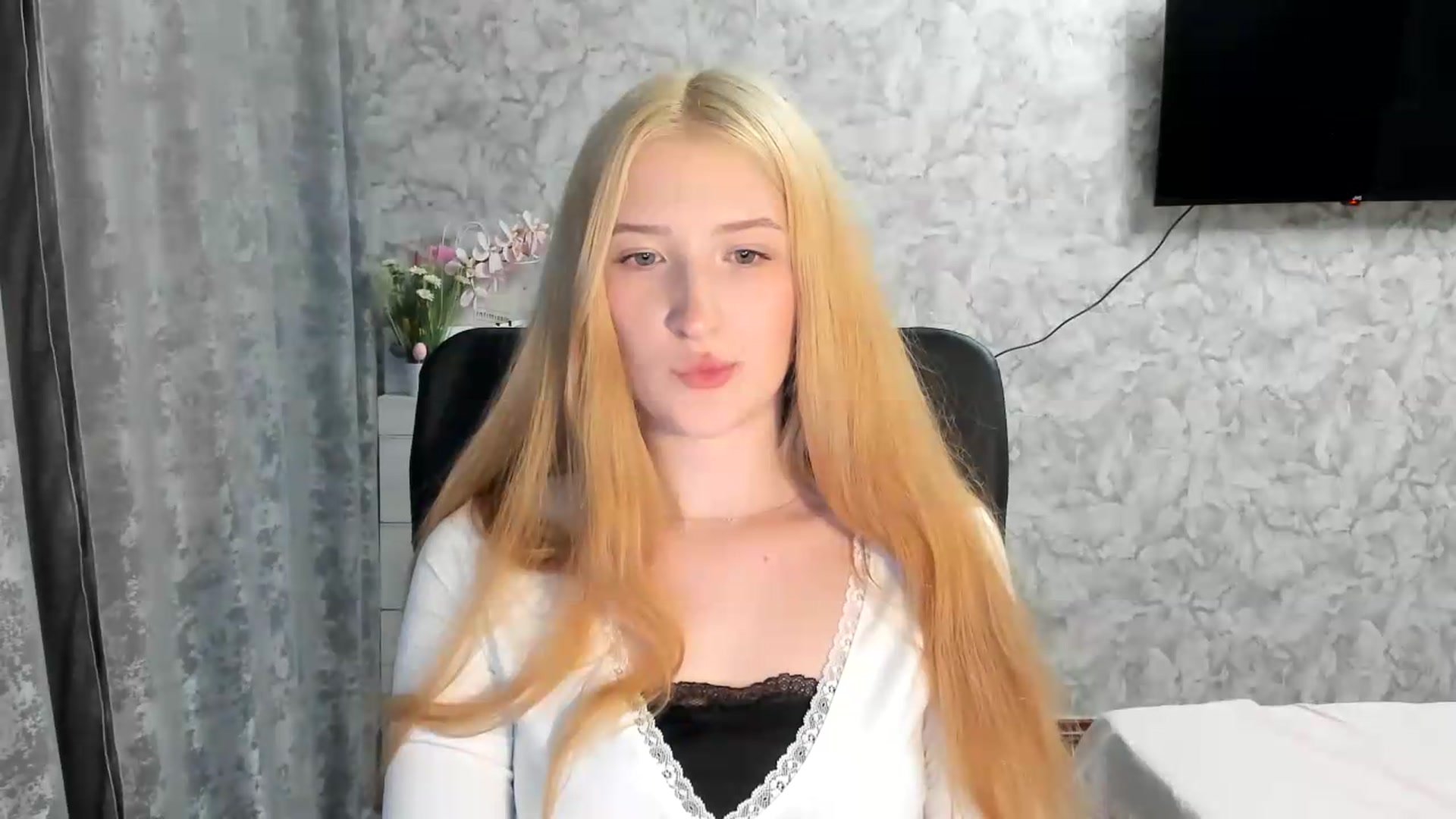 Gallery image thumbnail from Ilona_Here's myfreecams stream on, 06/05/2026, 19:20 image 19 of 20