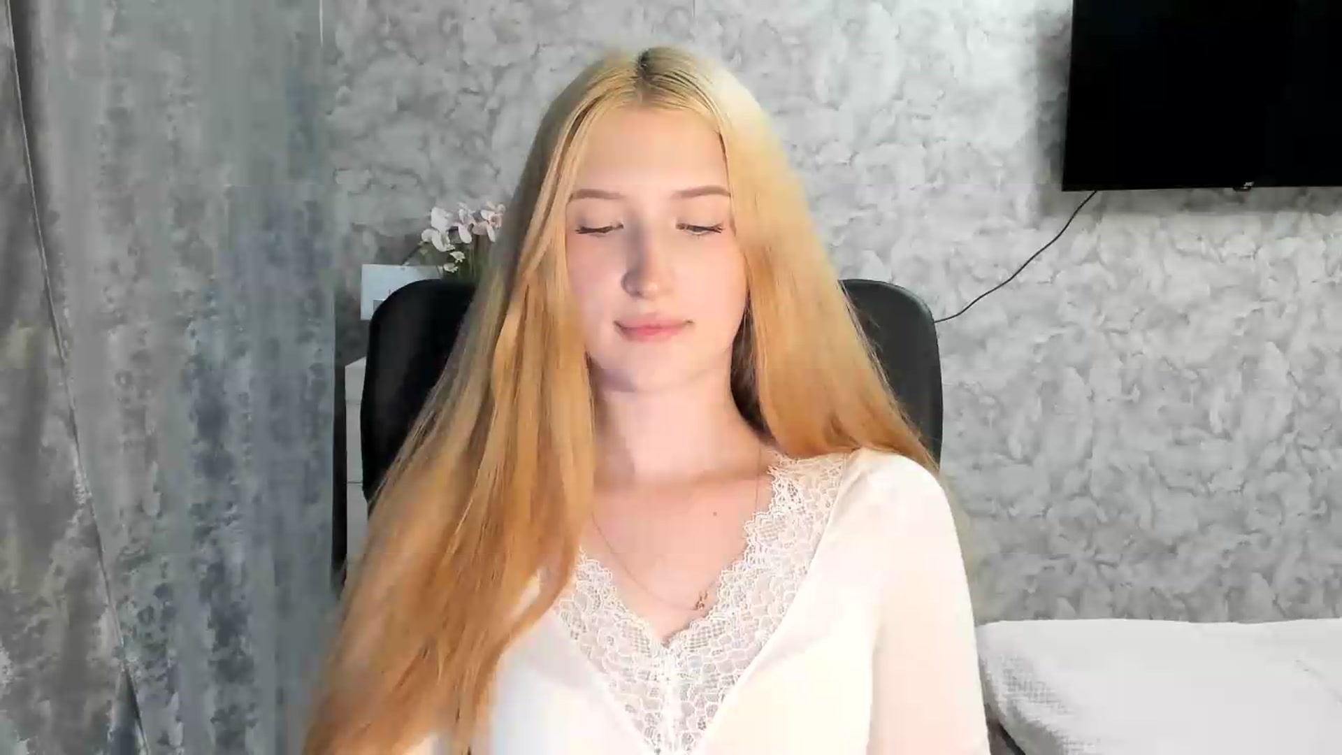Gallery image thumbnail from Ilona_Here's myfreecams stream on, 06/18/2026, 19:03 image 4 of 20