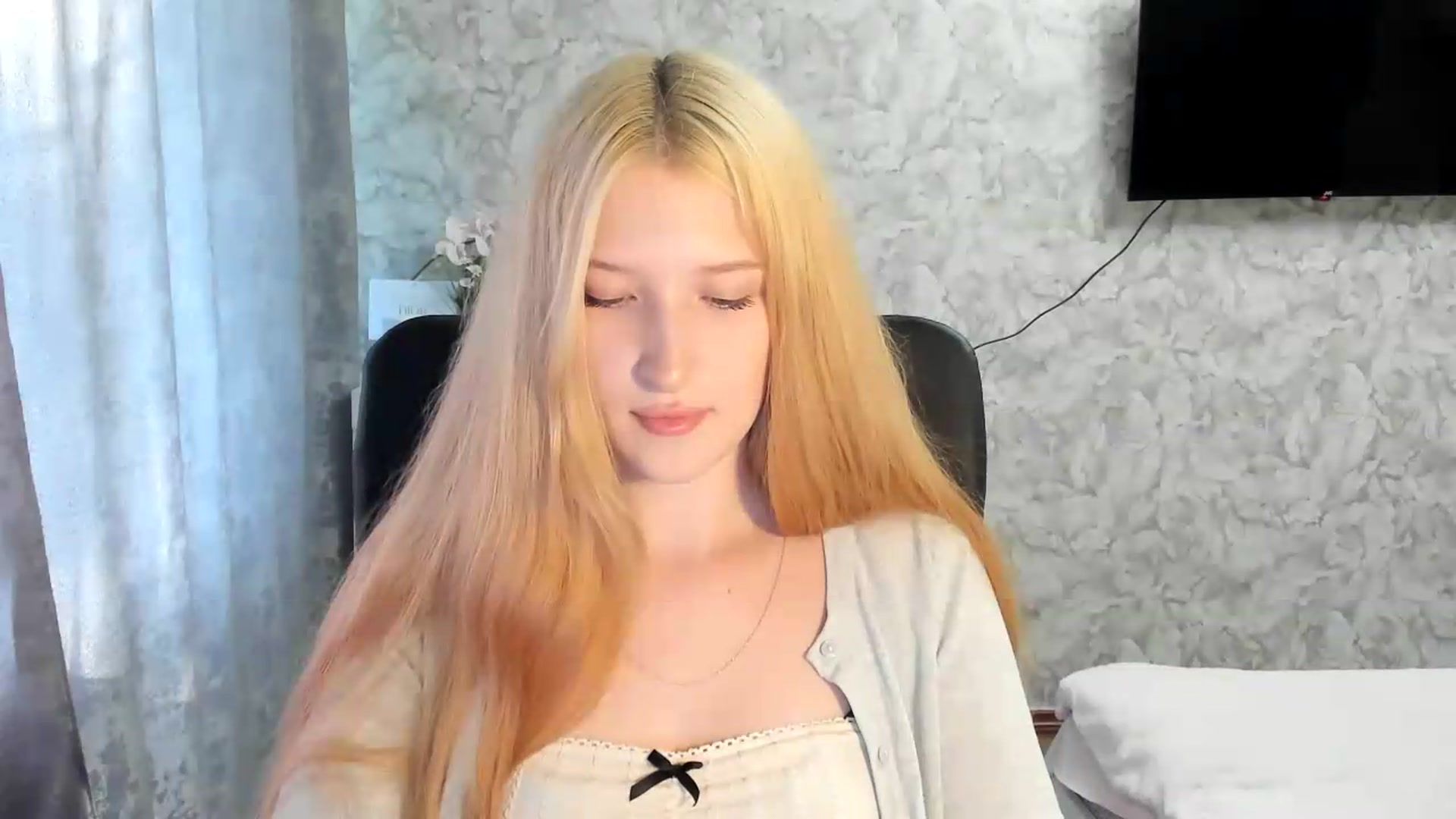 Gallery image thumbnail from Ilona_Here's myfreecams stream on, 06/19/2026, 14:58 image 14 of 20