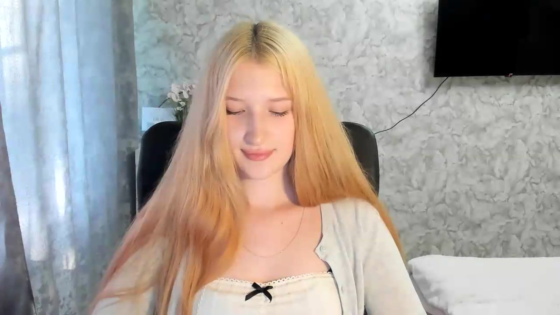 Gallery image thumbnail from Ilona_Here's myfreecams stream on, 06/19/2026, 14:58 image 16 of 20