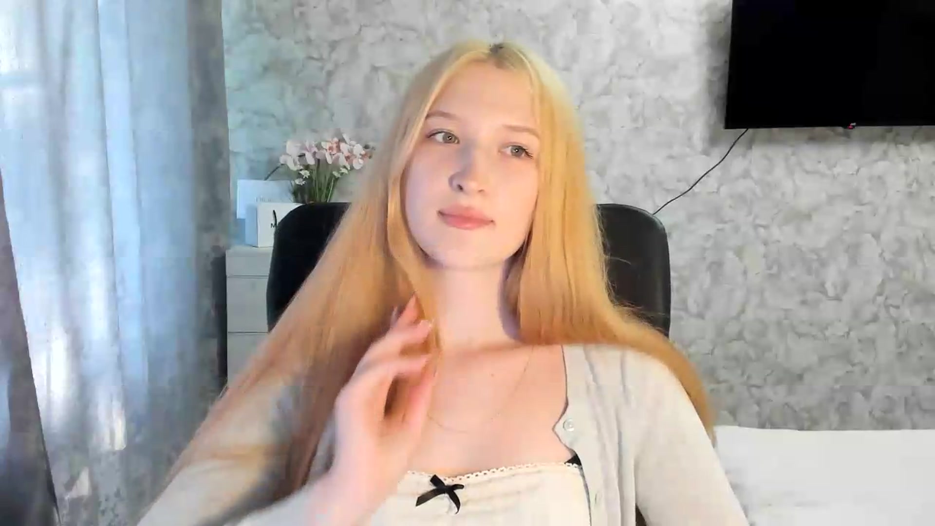 Gallery image thumbnail from Ilona_Here's myfreecams stream on, 06/19/2026, 14:58 image 18 of 20