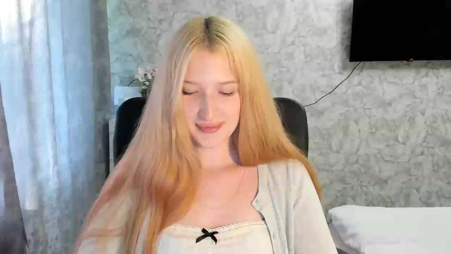 Gallery image thumbnail from Ilona_Here's myfreecams stream on, 06/19/2026, 14:58 image 13 of 20