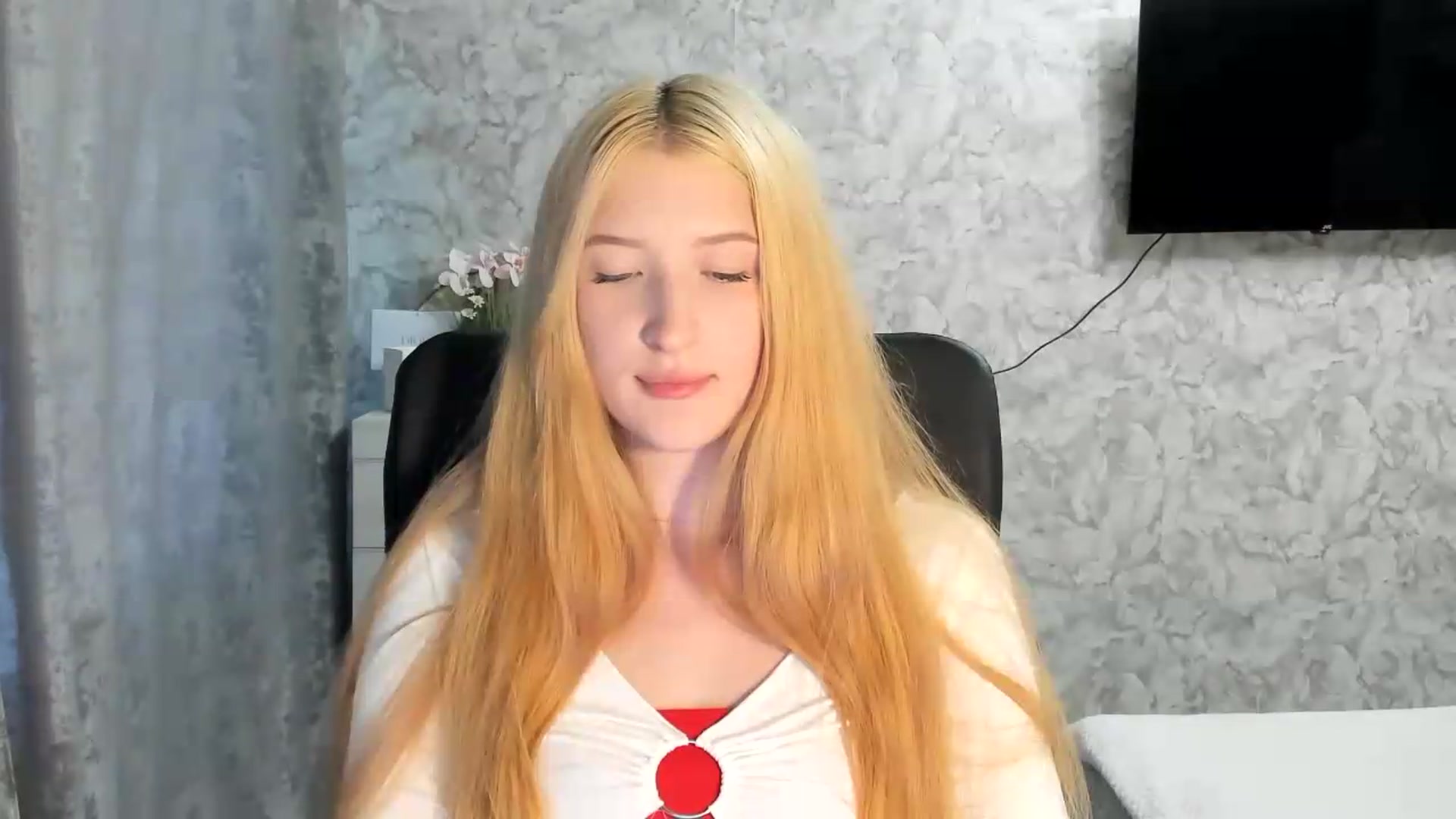 Gallery image thumbnail from Ilona_Here's myfreecams stream on, 06/21/2026, 17:27 image 18 of 20