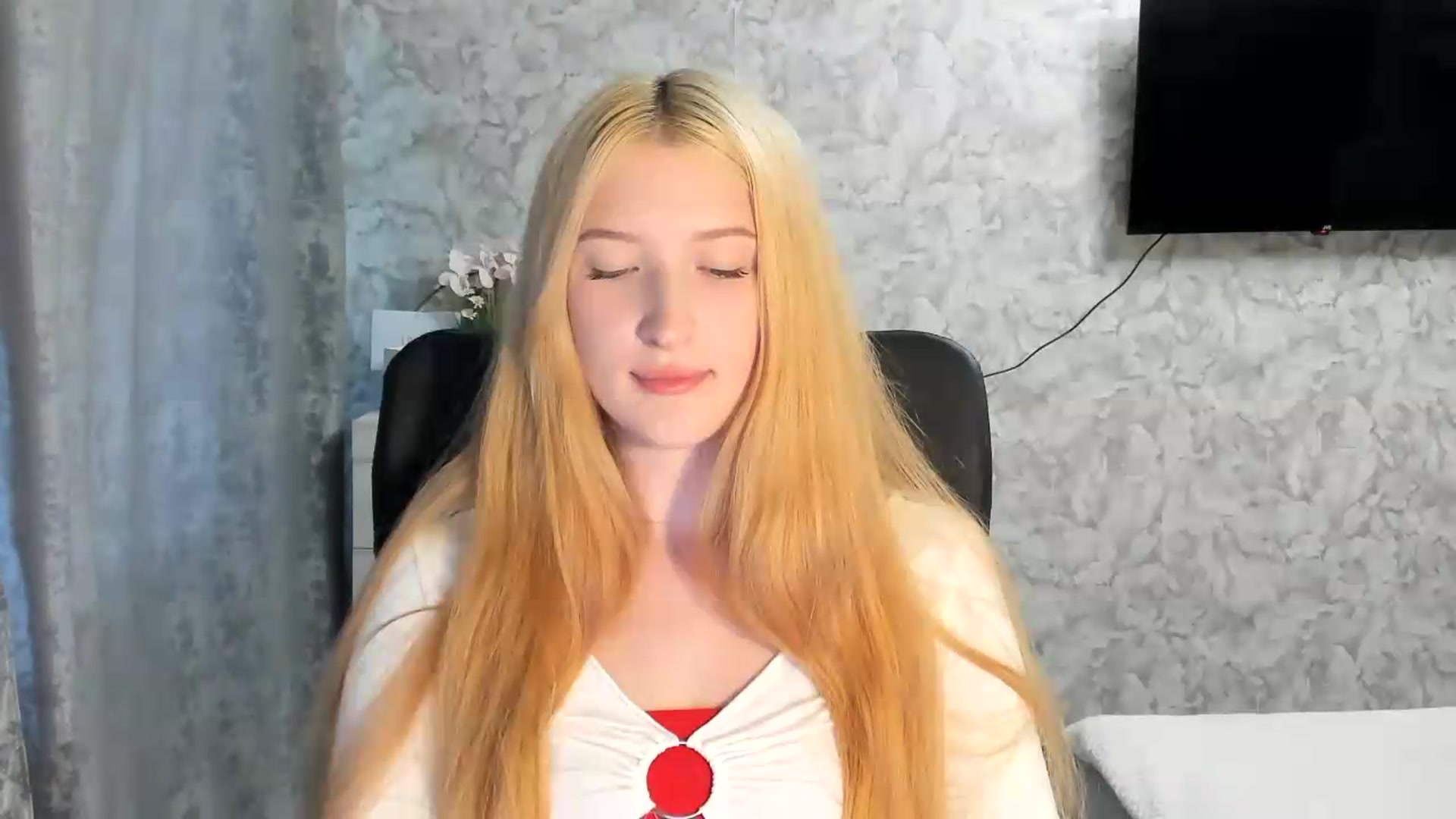 Gallery image thumbnail from Ilona_Here's myfreecams stream on, 06/21/2026, 17:27 image 17 of 20