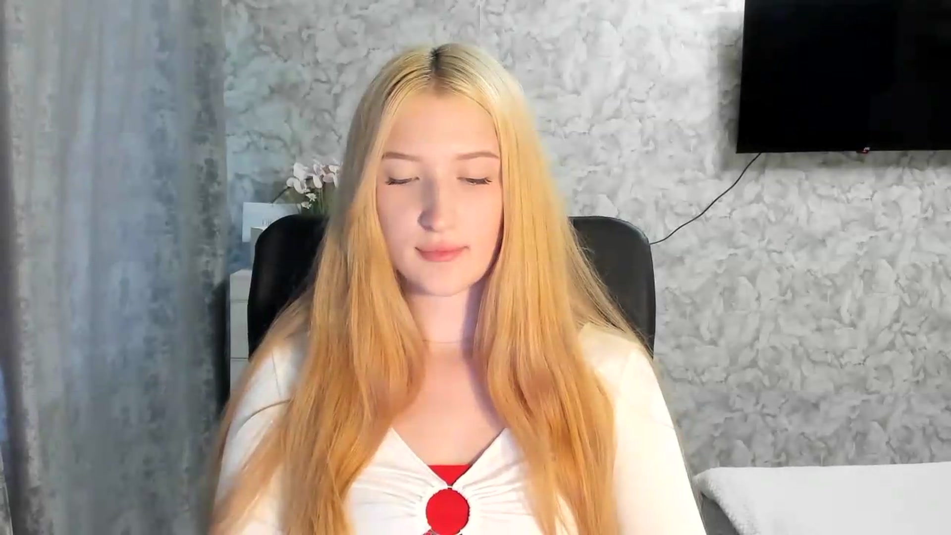 Gallery image thumbnail from Ilona_Here's myfreecams stream on, 06/21/2026, 17:27 image 19 of 20