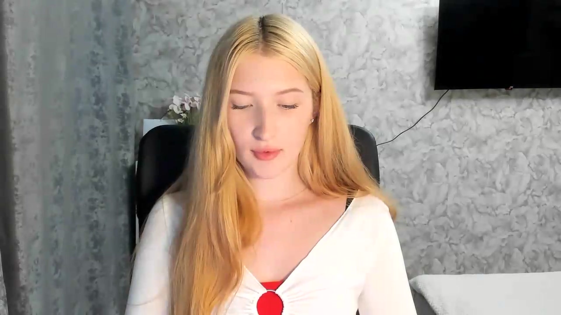 Gallery image thumbnail from Ilona_Here's myfreecams stream on, 06/21/2026, 18:06 image 16 of 20