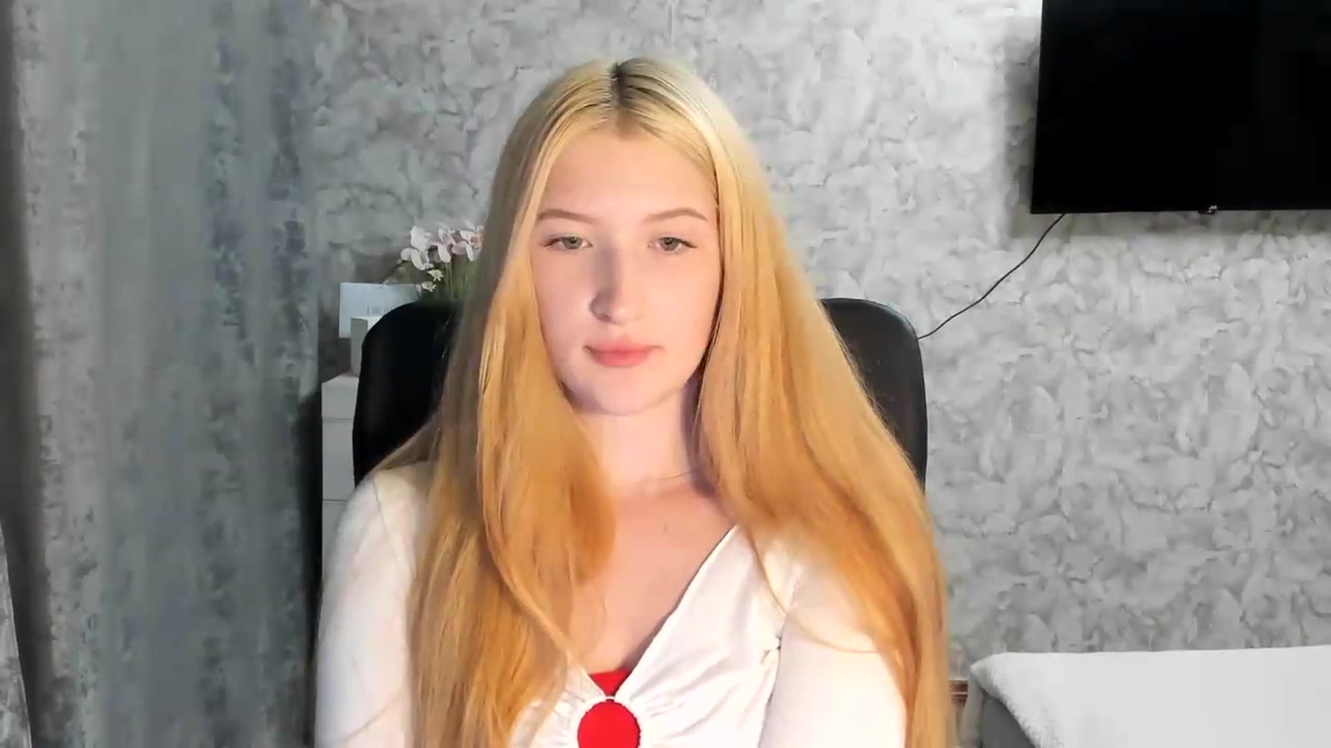 Gallery image thumbnail from Ilona_Here's myfreecams stream on, 06/21/2026, 18:06 image 18 of 20