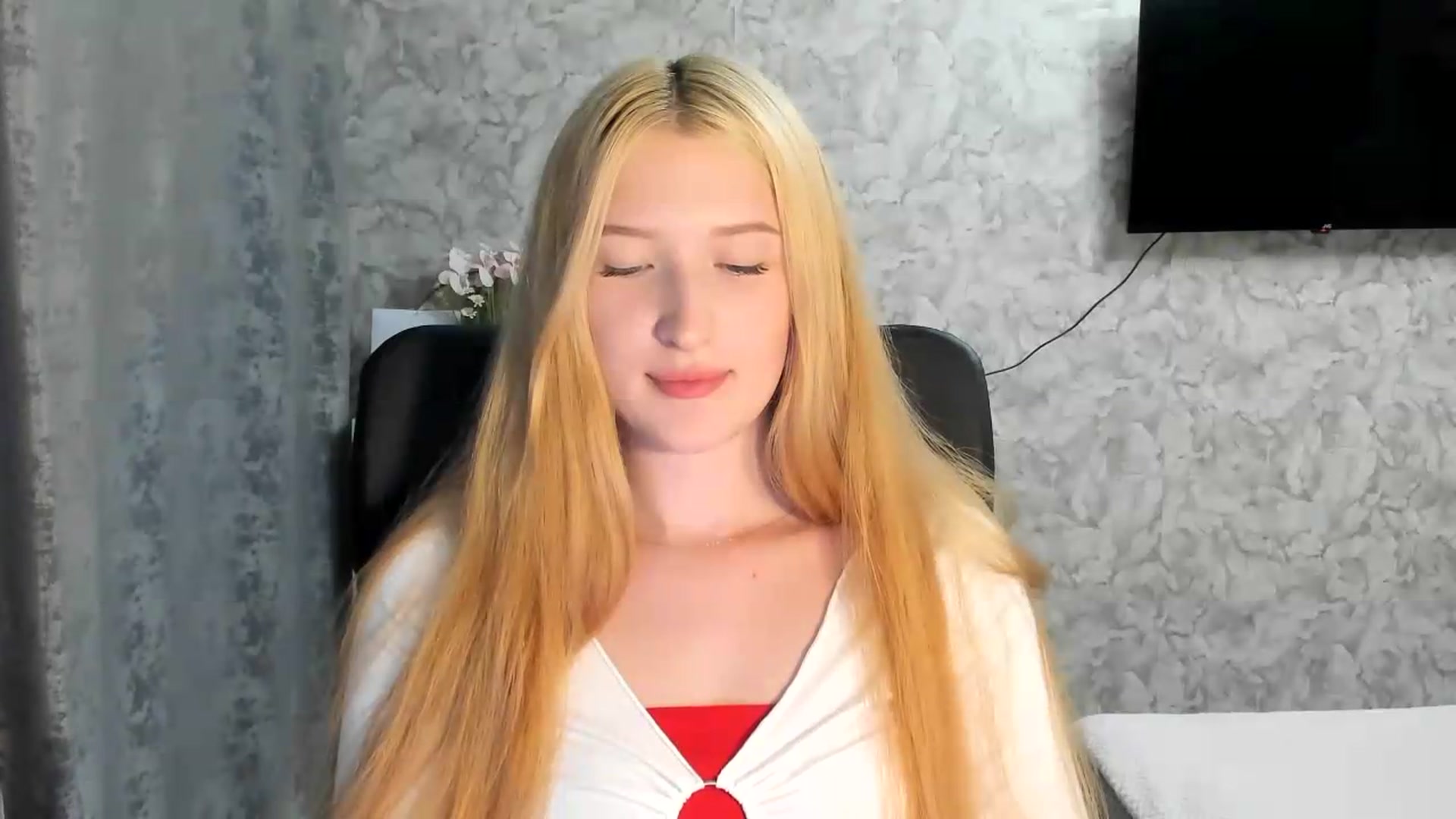 Gallery image thumbnail from Ilona_Here's myfreecams stream on, 06/21/2026, 18:06 image 3 of 20