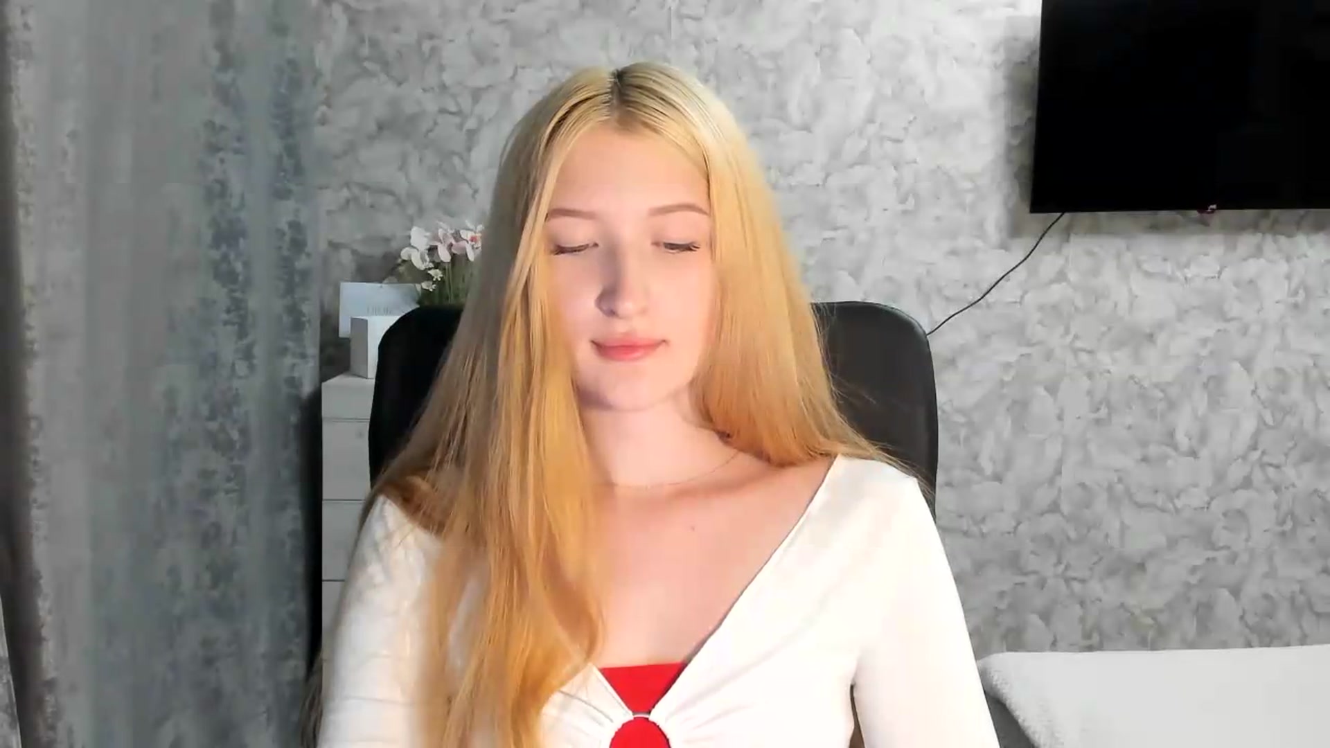 Gallery image thumbnail from Ilona_Here's myfreecams stream on, 06/21/2026, 18:51 image 13 of 20