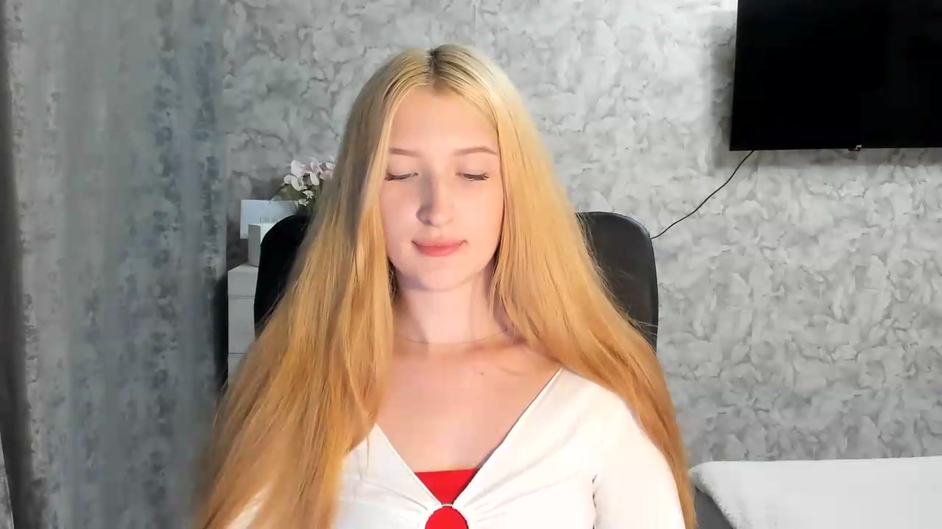 Gallery image thumbnail from Ilona_Here's myfreecams stream on, 06/21/2026, 18:51 image 14 of 20