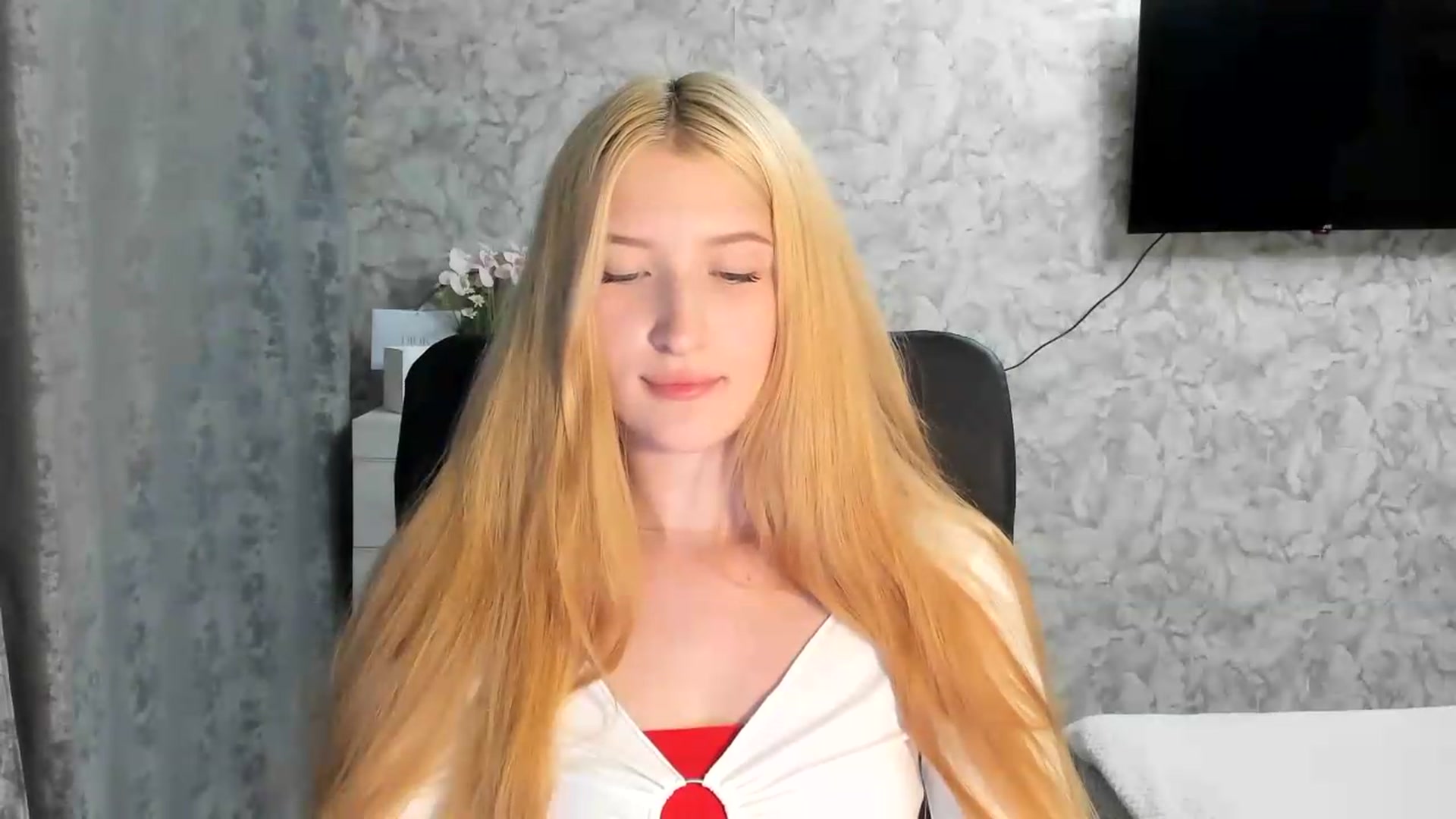Gallery image thumbnail from Ilona_Here's myfreecams stream on, 06/21/2026, 18:51 image 15 of 20