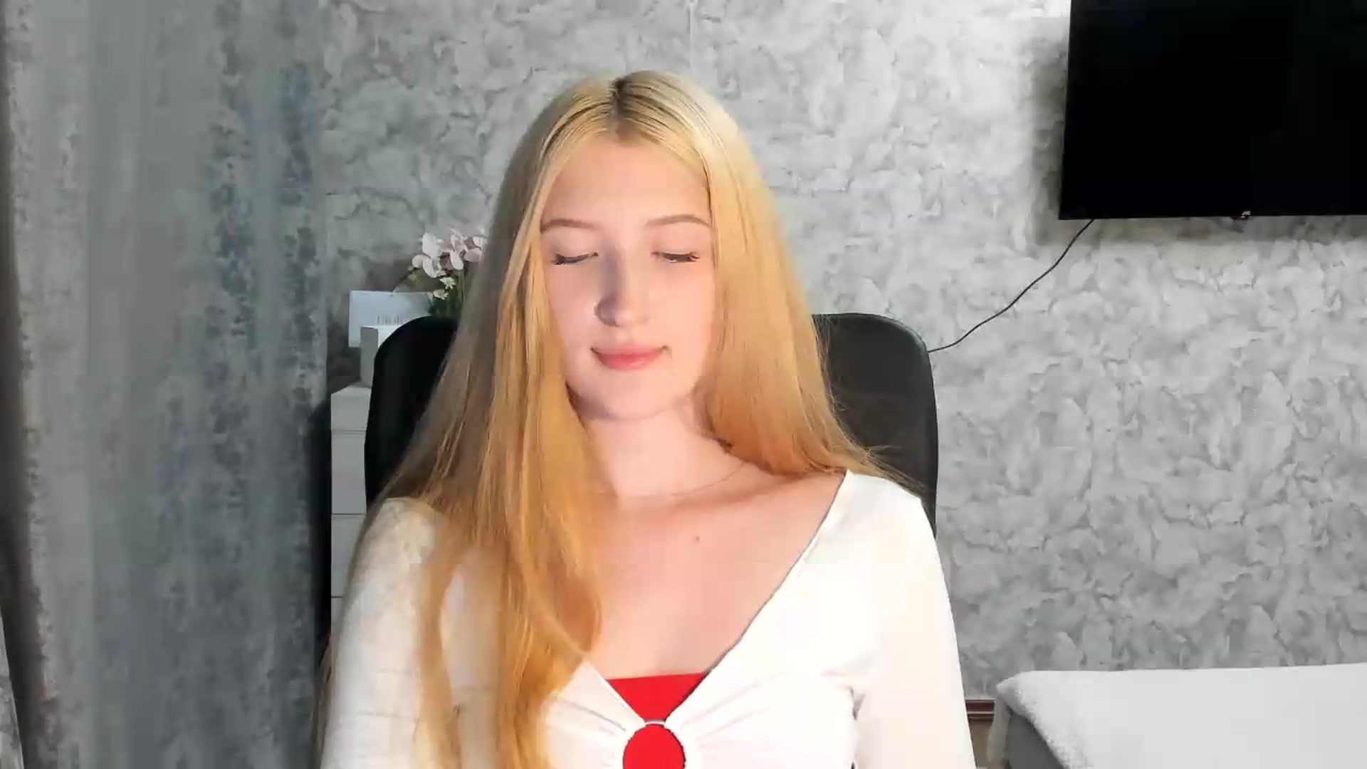 Gallery image thumbnail from Ilona_Here's myfreecams stream on, 06/21/2026, 18:51 image 12 of 20