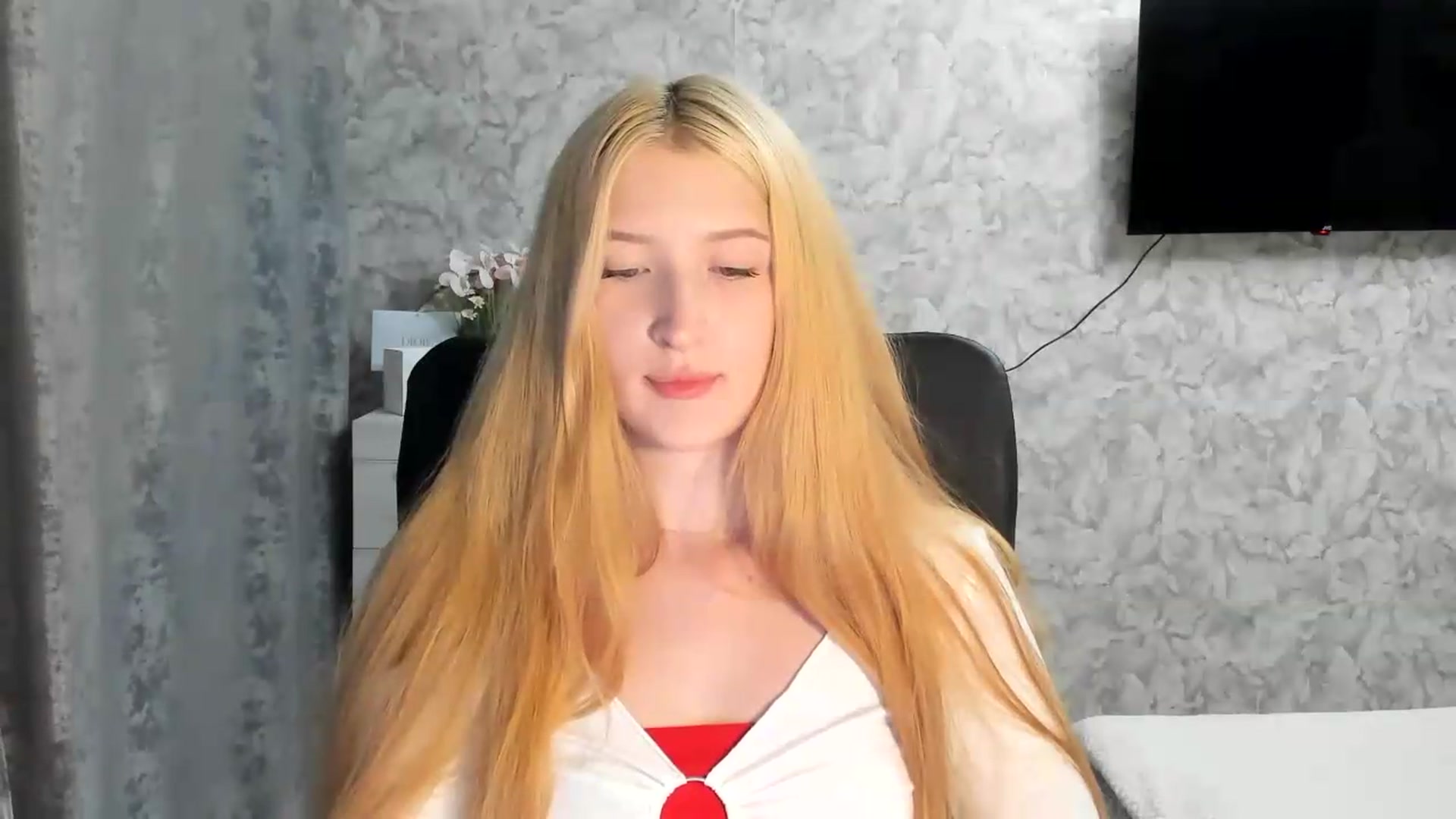 Gallery image thumbnail from Ilona_Here's myfreecams stream on, 06/21/2026, 18:51 image 17 of 20