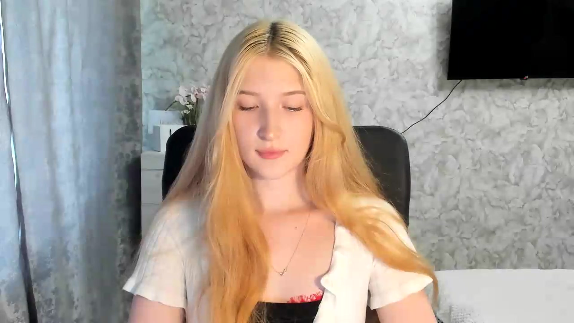 Gallery image thumbnail from Ilona_Here's myfreecams stream on, 06/24/2026, 16:35 image 13 of 20