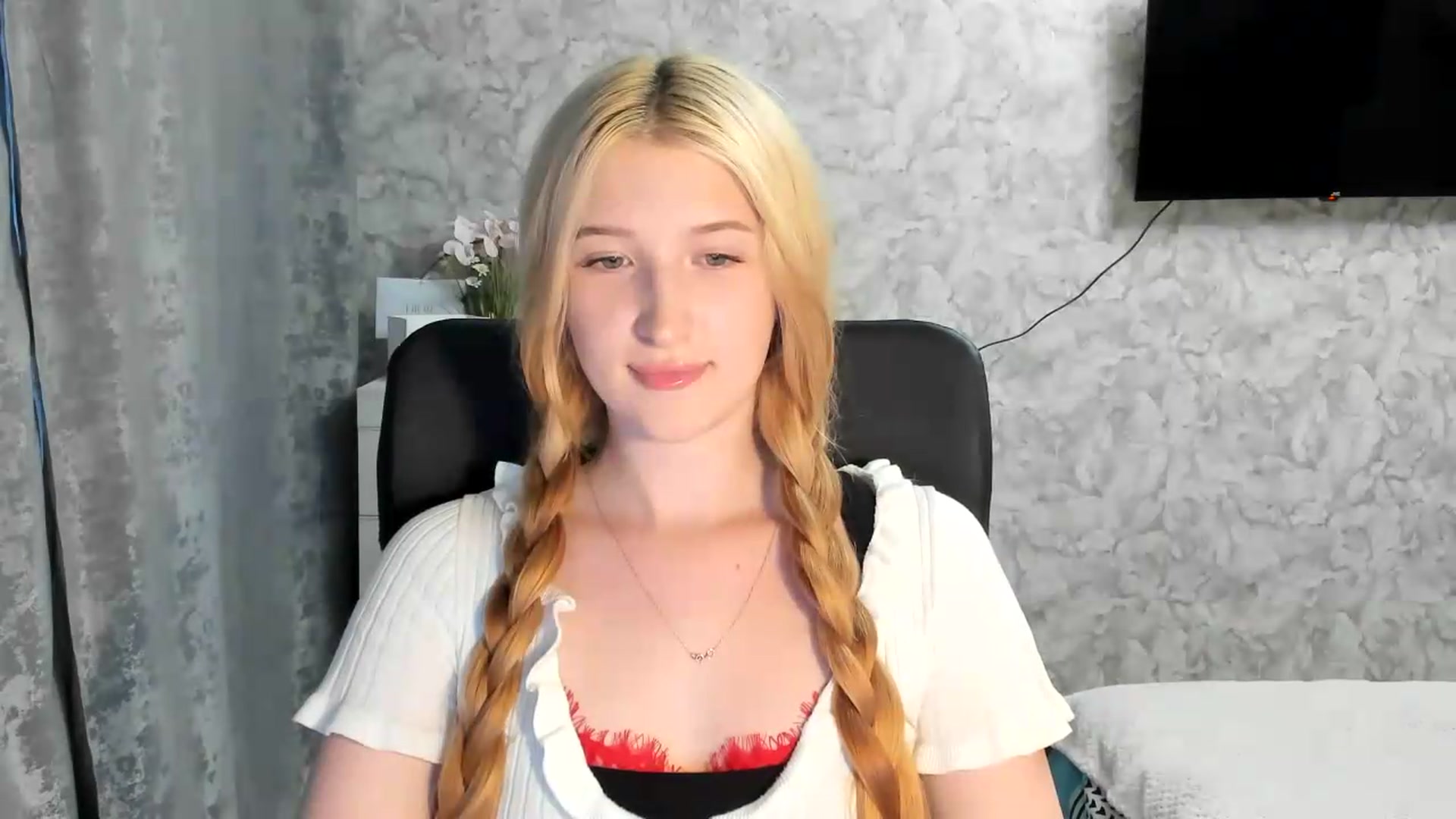 Gallery image thumbnail from Ilona_Here's myfreecams stream on, 06/24/2026, 17:48 image 15 of 20