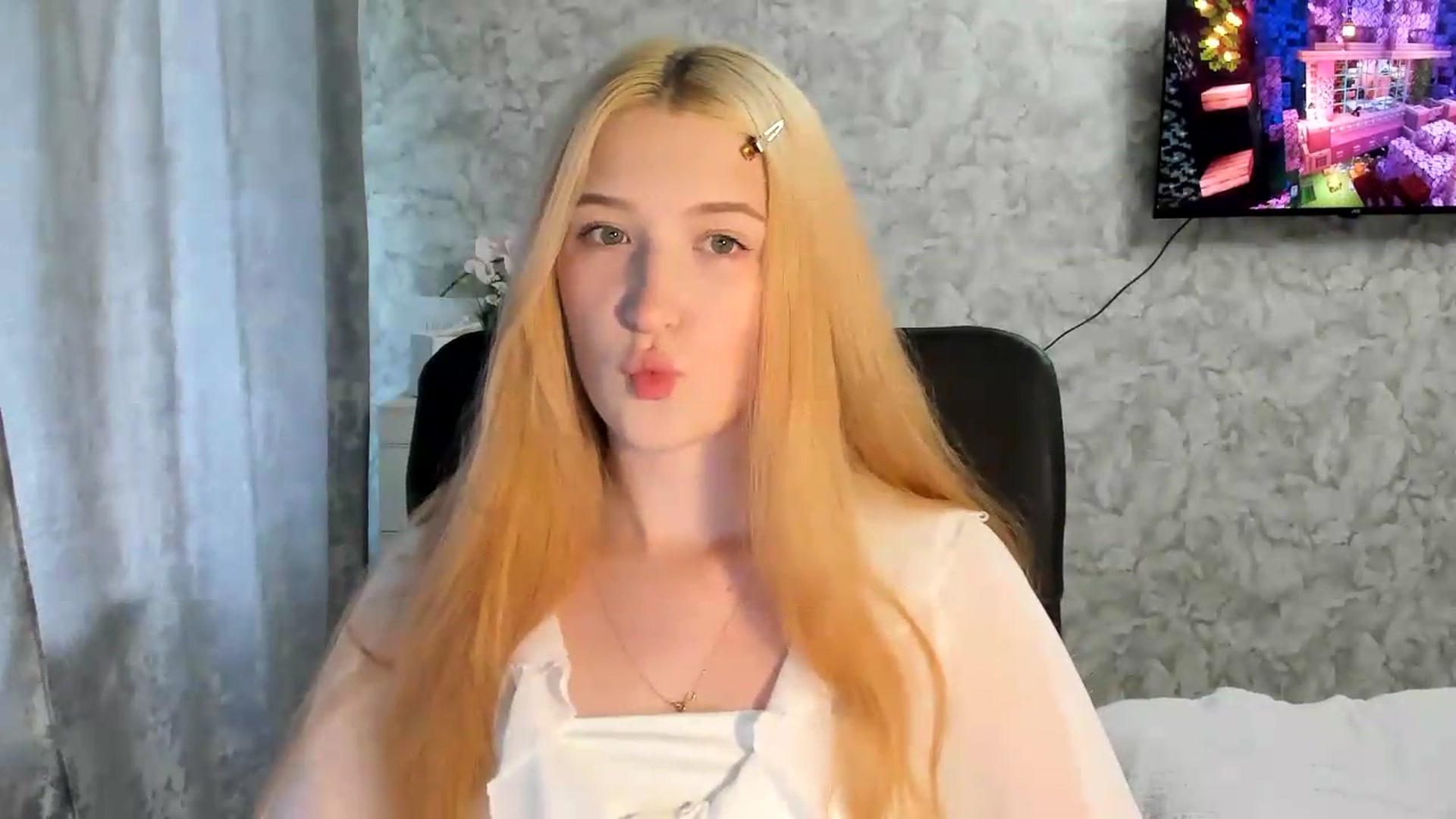 Gallery image thumbnail from Ilona_Here's myfreecams stream on, 06/27/2026, 15:55 image 5 of 20