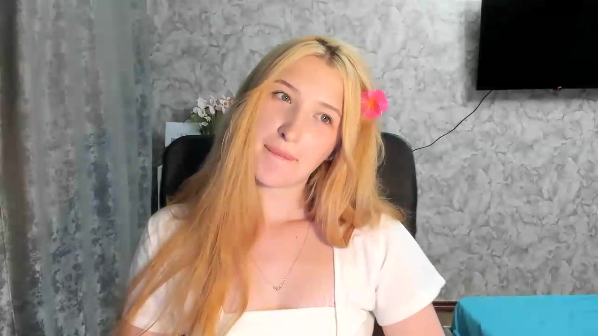 Gallery image thumbnail from Ilona_Here's myfreecams stream on, 06/29/2026, 19:27 image 17 of 20