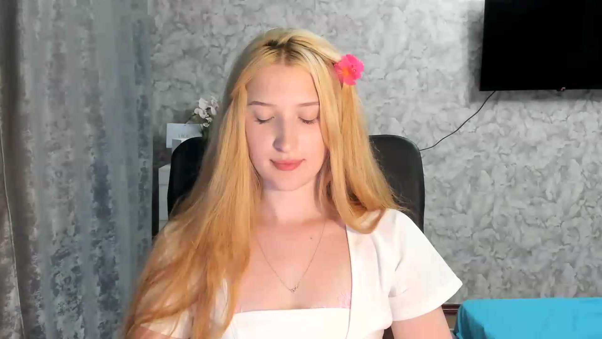Gallery image thumbnail from Ilona_Here's myfreecams stream on, 06/29/2026, 19:27 image 11 of 20