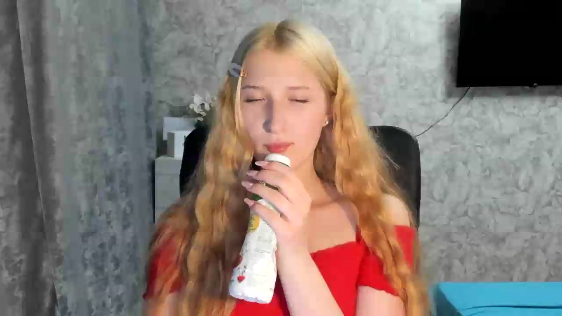 Gallery image thumbnail from Ilona_Here's myfreecams stream on, 07/08/2026, 18:41 image 13 of 20