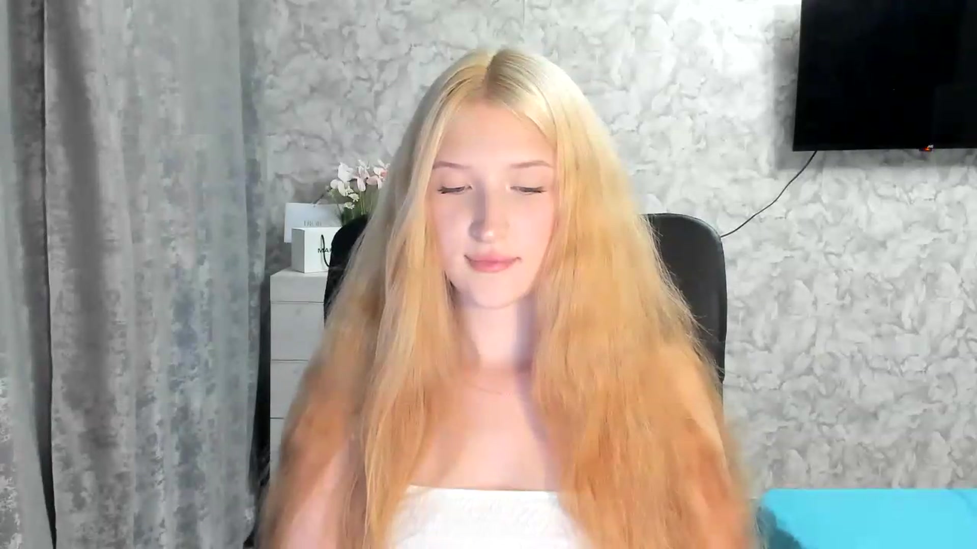 Gallery image thumbnail from Ilona_Here's myfreecams stream on, 07/09/2026, 17:27 image 15 of 20
