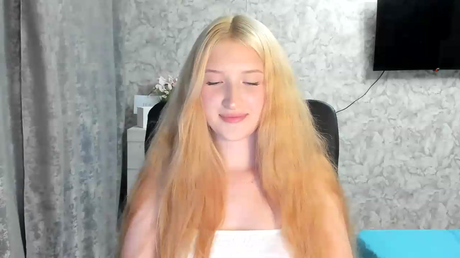 Gallery image thumbnail from Ilona_Here's myfreecams stream on, 07/09/2026, 17:27 image 13 of 20