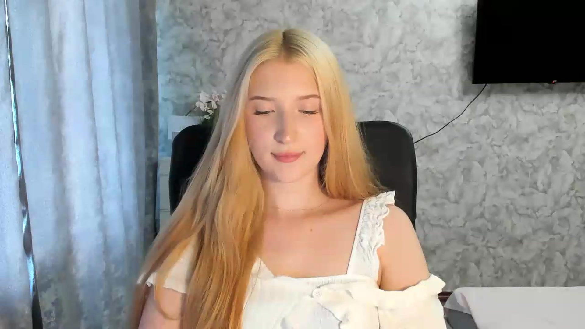 Gallery image thumbnail from Ilona_Here's myfreecams stream on, 07/12/2026, 14:55 image 11 of 20