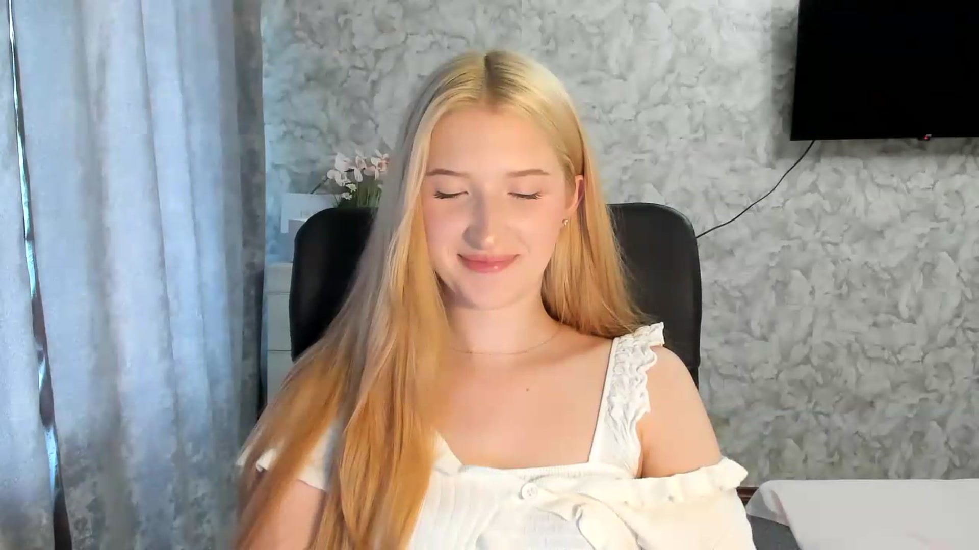 Gallery image thumbnail from Ilona_Here's myfreecams stream on, 07/12/2026, 14:55 image 18 of 20
