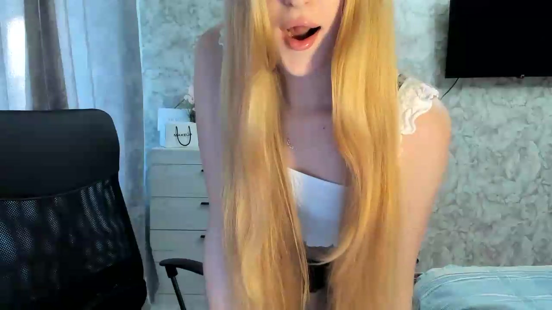 Gallery image thumbnail from Ilona_Here's myfreecams stream on, 07/13/2026, 15:53 image 15 of 20