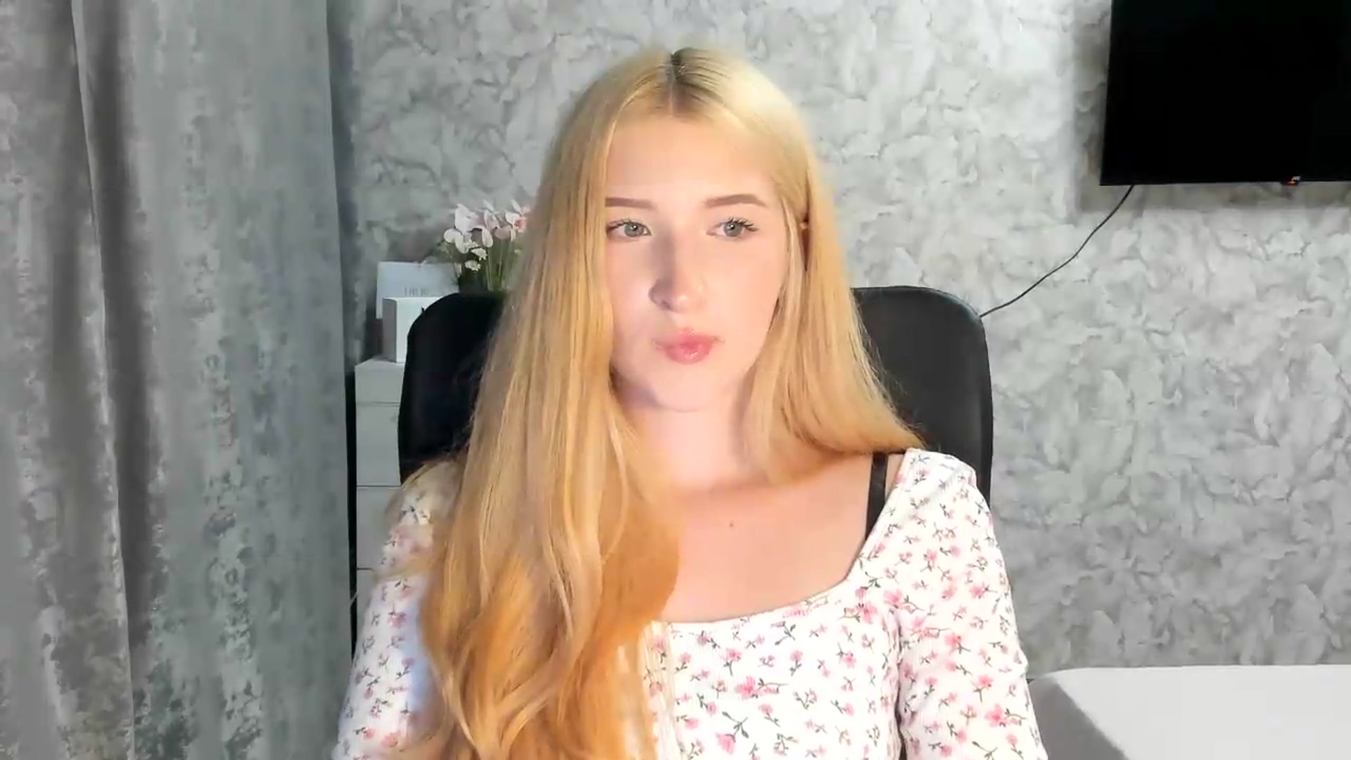 Gallery image thumbnail from Ilona_Here's myfreecams stream on, 07/23/2026, 19:40 image 17 of 20