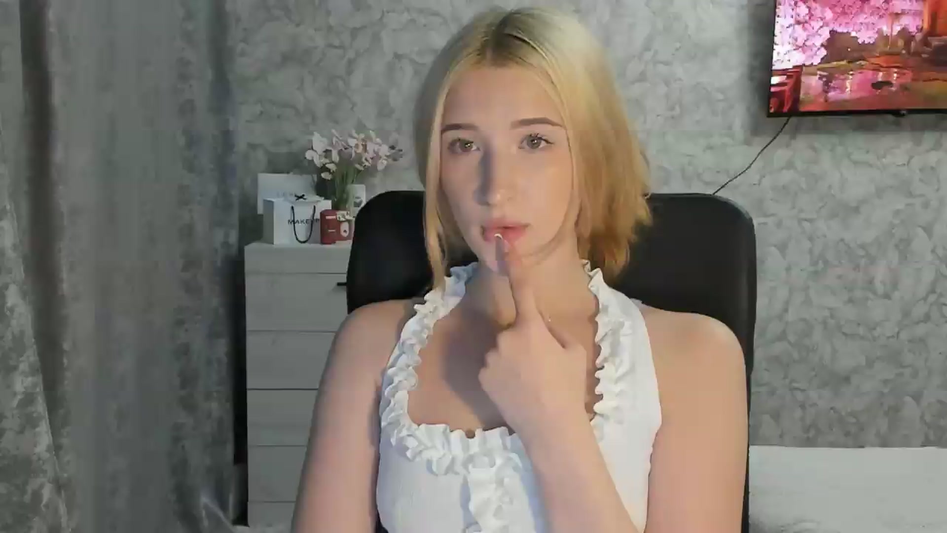 Gallery image thumbnail from Ilona_Here's myfreecams stream on, 08/01/2026, 20:40 image 13 of 20
