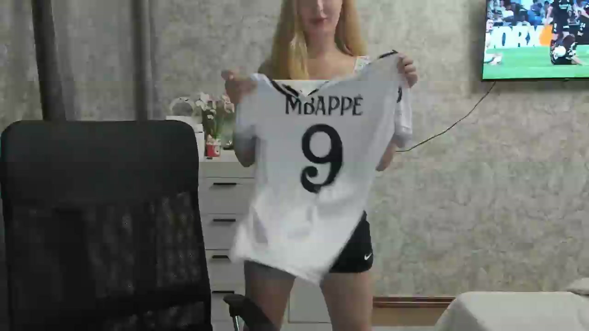Gallery image thumbnail from Ilona_Here's myfreecams stream on, 08/26/2026, 19:38 image 6 of 20