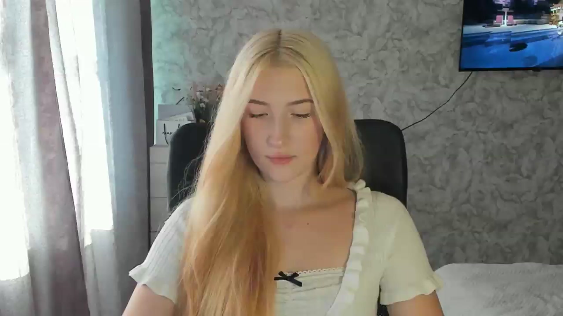Gallery image thumbnail from Ilona_Here's myfreecams stream on, 09/04/2026, 14:14 image 17 of 20