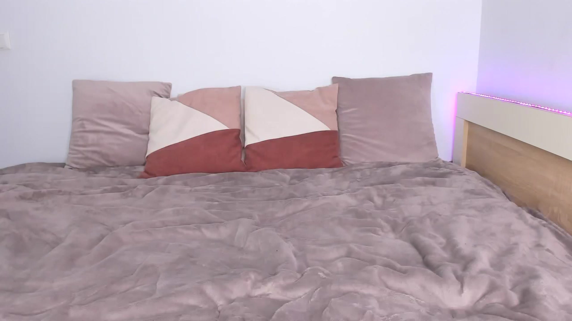 Gallery image thumbnail from ImAna_xo's myfreecams stream on, 12/05/2022, 21:04 image 9 of 20