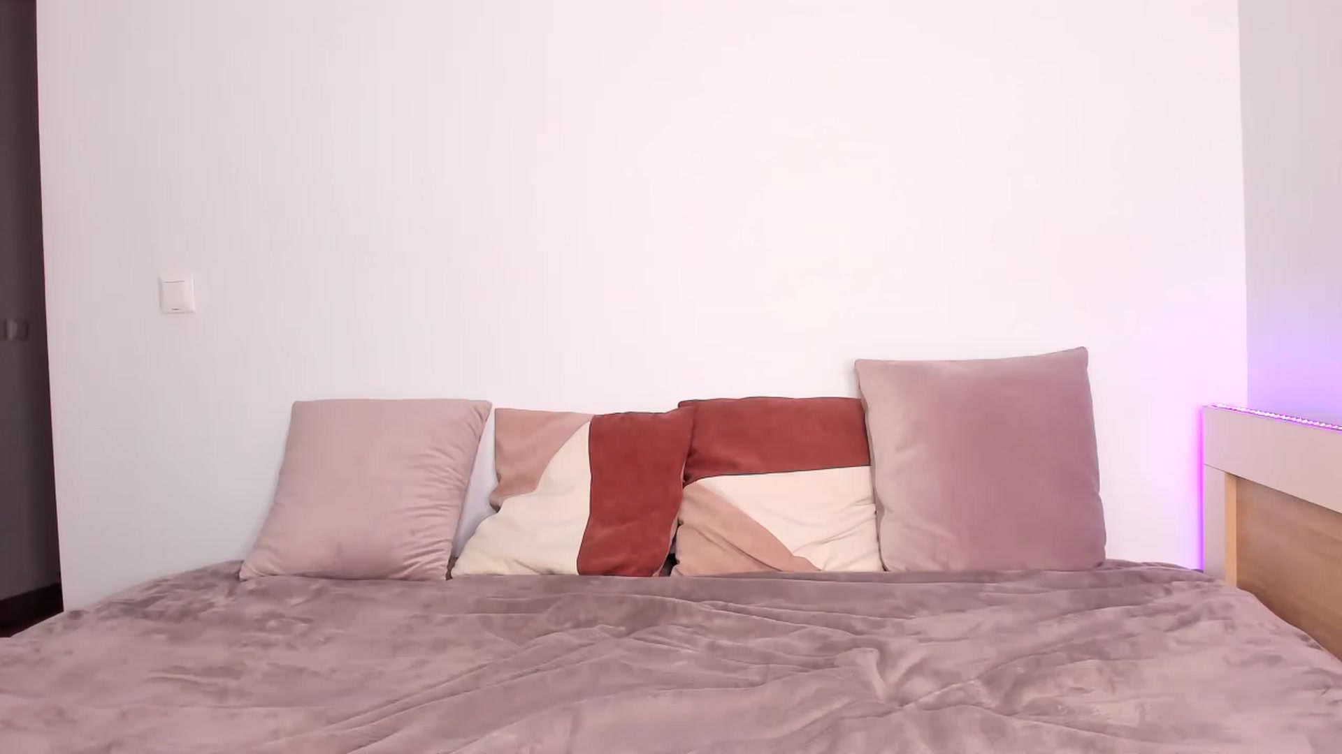 Gallery image thumbnail from ImAna_xo's myfreecams stream on, 12/08/2022, 19:08 image 20 of 20