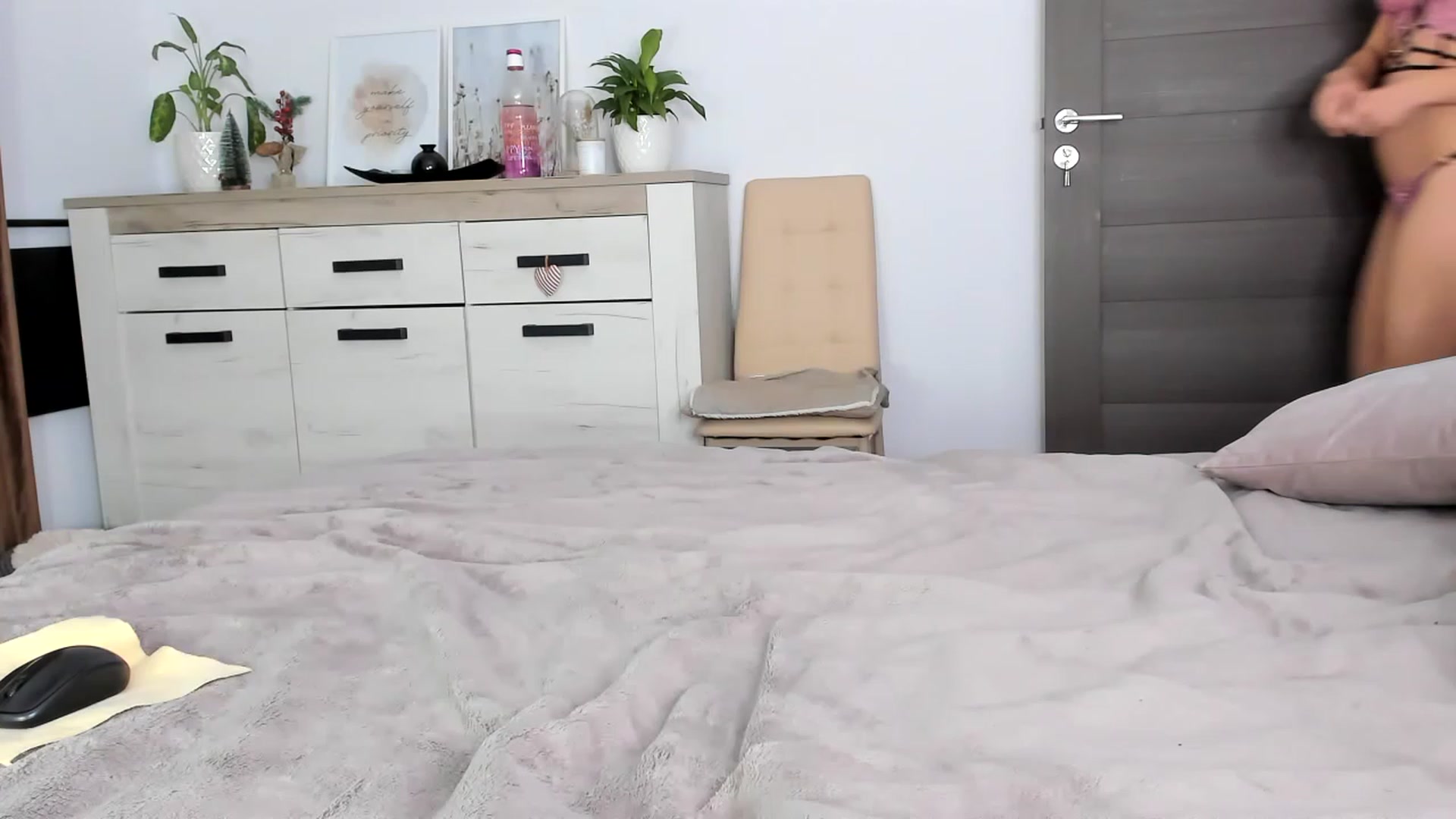 Gallery image thumbnail from ImAna_xo's myfreecams stream on, 12/28/2022, 21:24 image 2 of 20