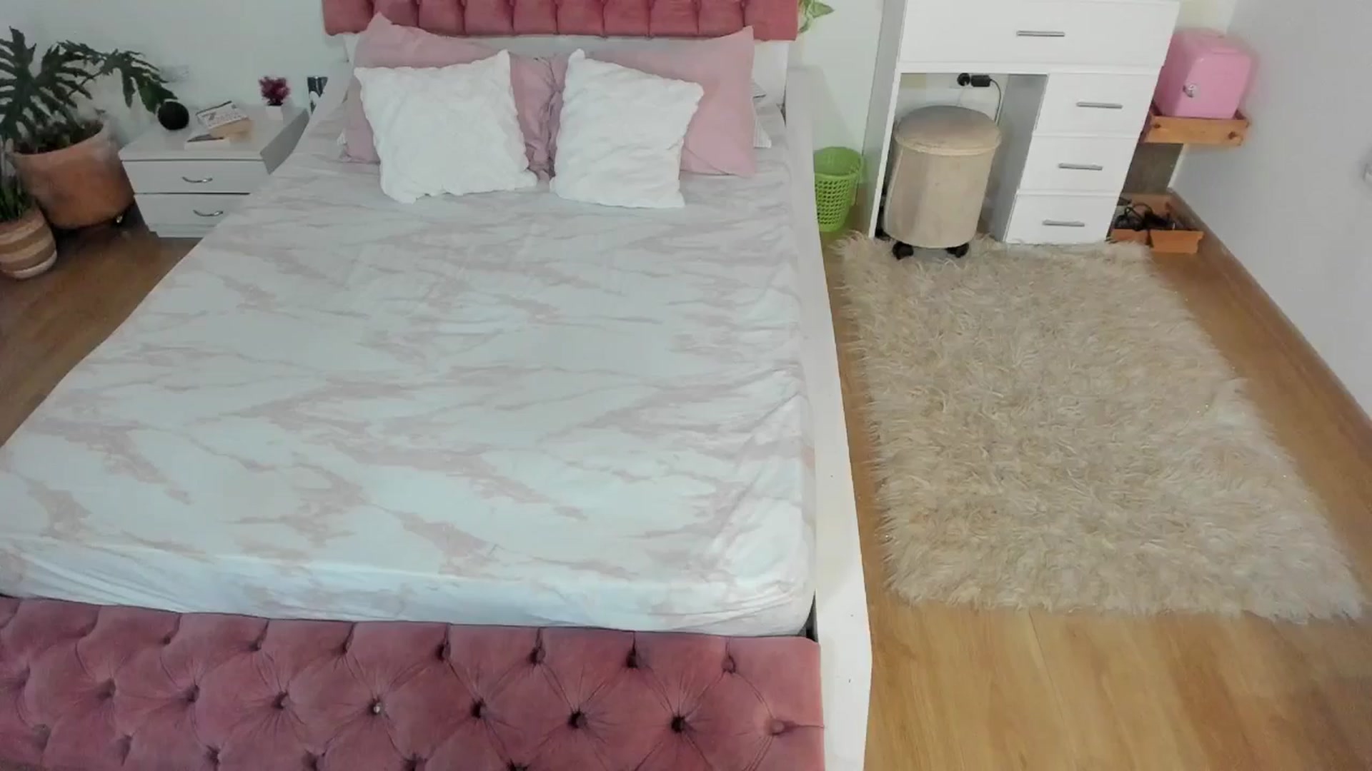 Gallery image thumbnail from ImBella_'s myfreecams stream on, 08/26/2025, 02:40 image 2 of 20