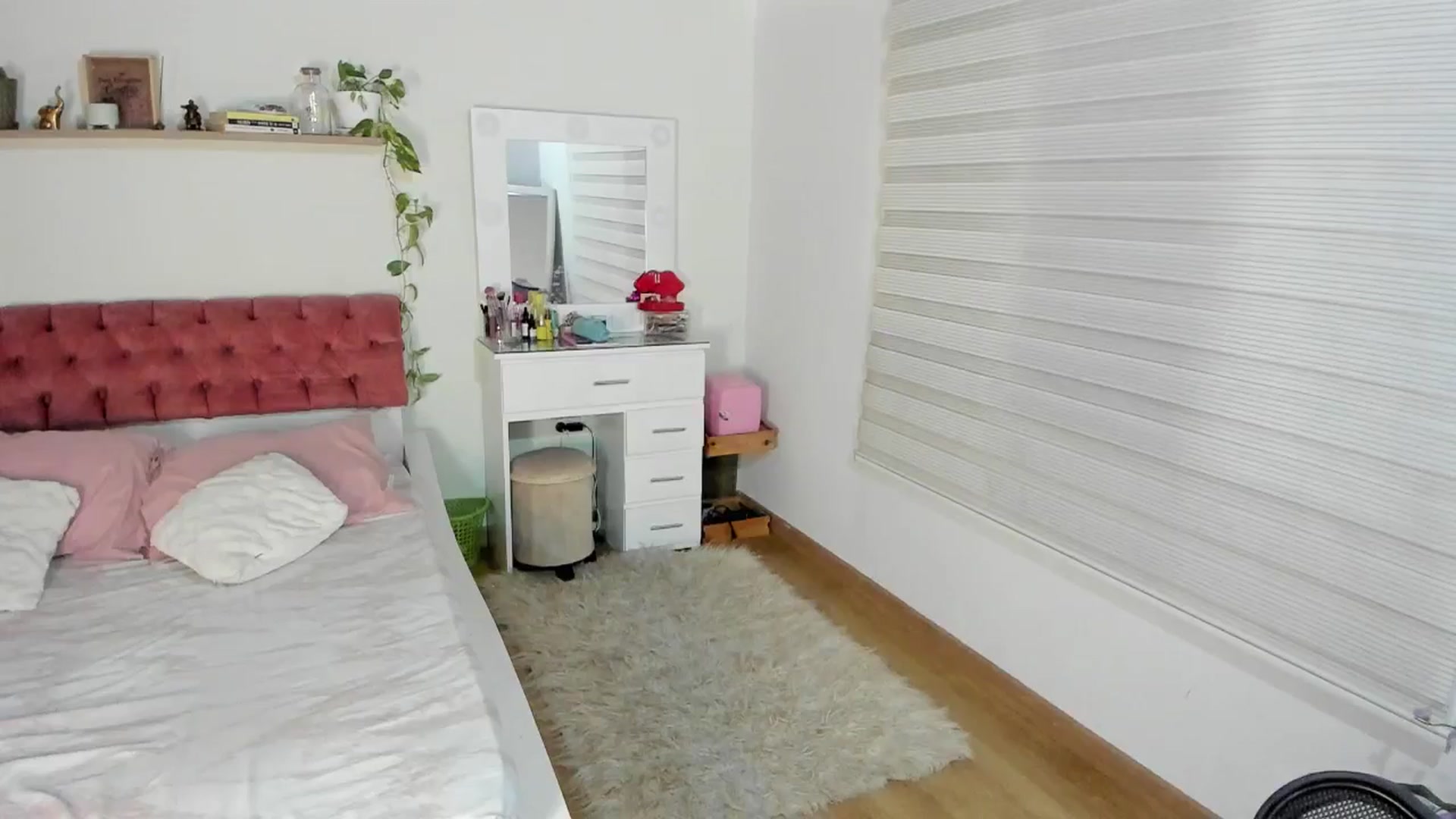 Gallery image thumbnail from ImBella_'s myfreecams stream on, 08/29/2025, 23:33 image 16 of 20