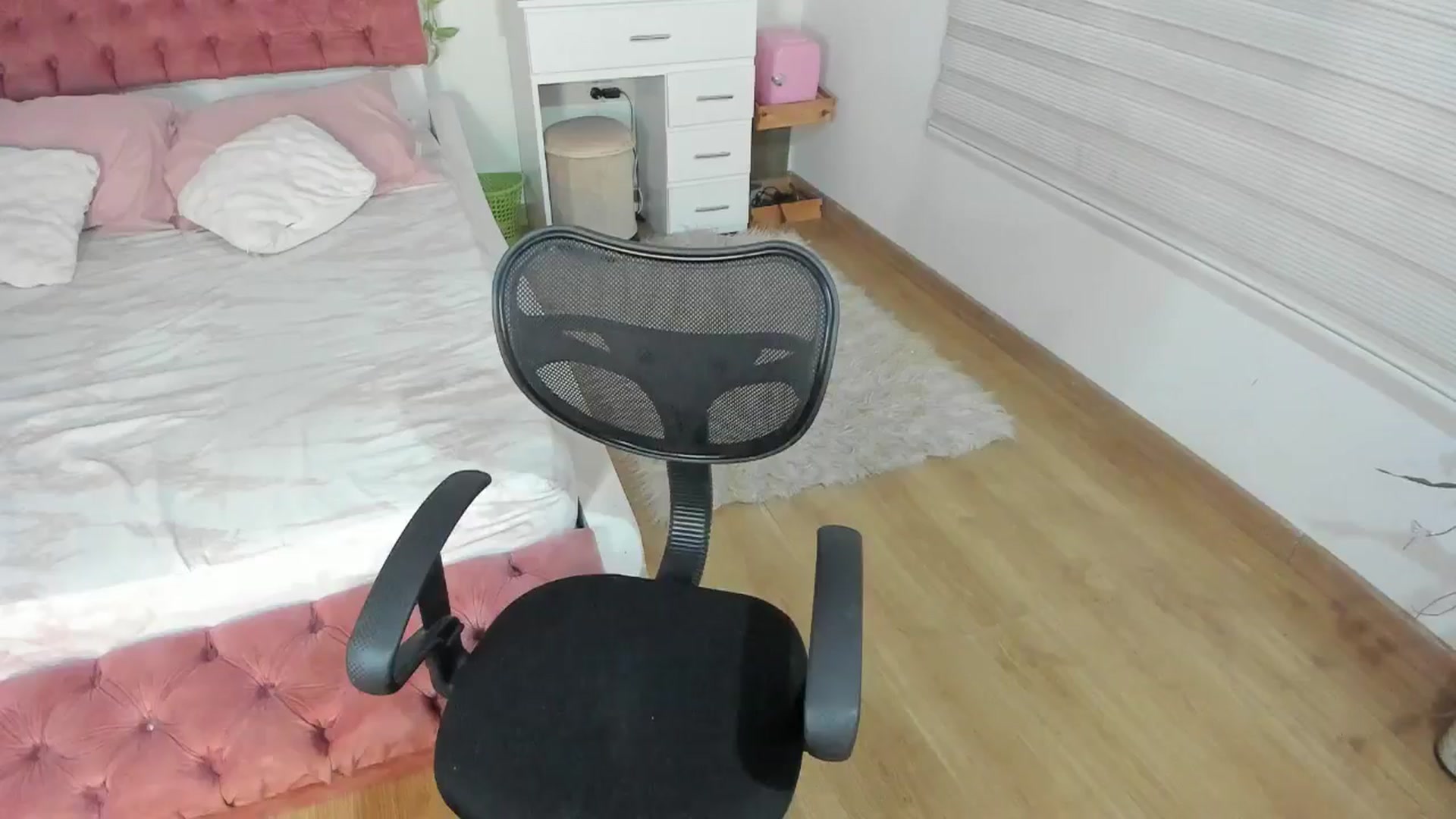 Gallery image thumbnail from ImBella_'s myfreecams stream on, 08/29/2025, 23:33 image 18 of 20